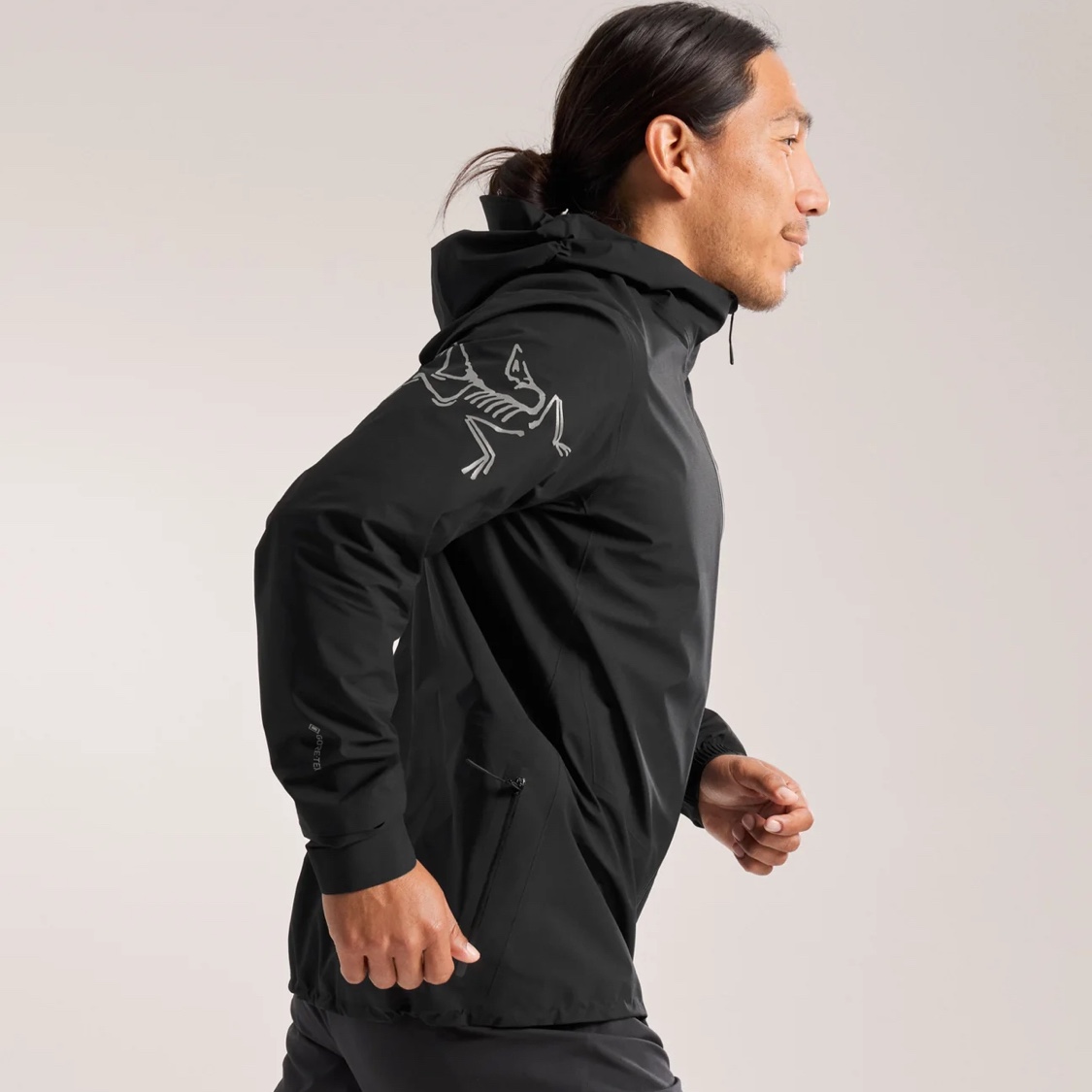 Arc'teryx Norvan Jacket Black 착용 스타일