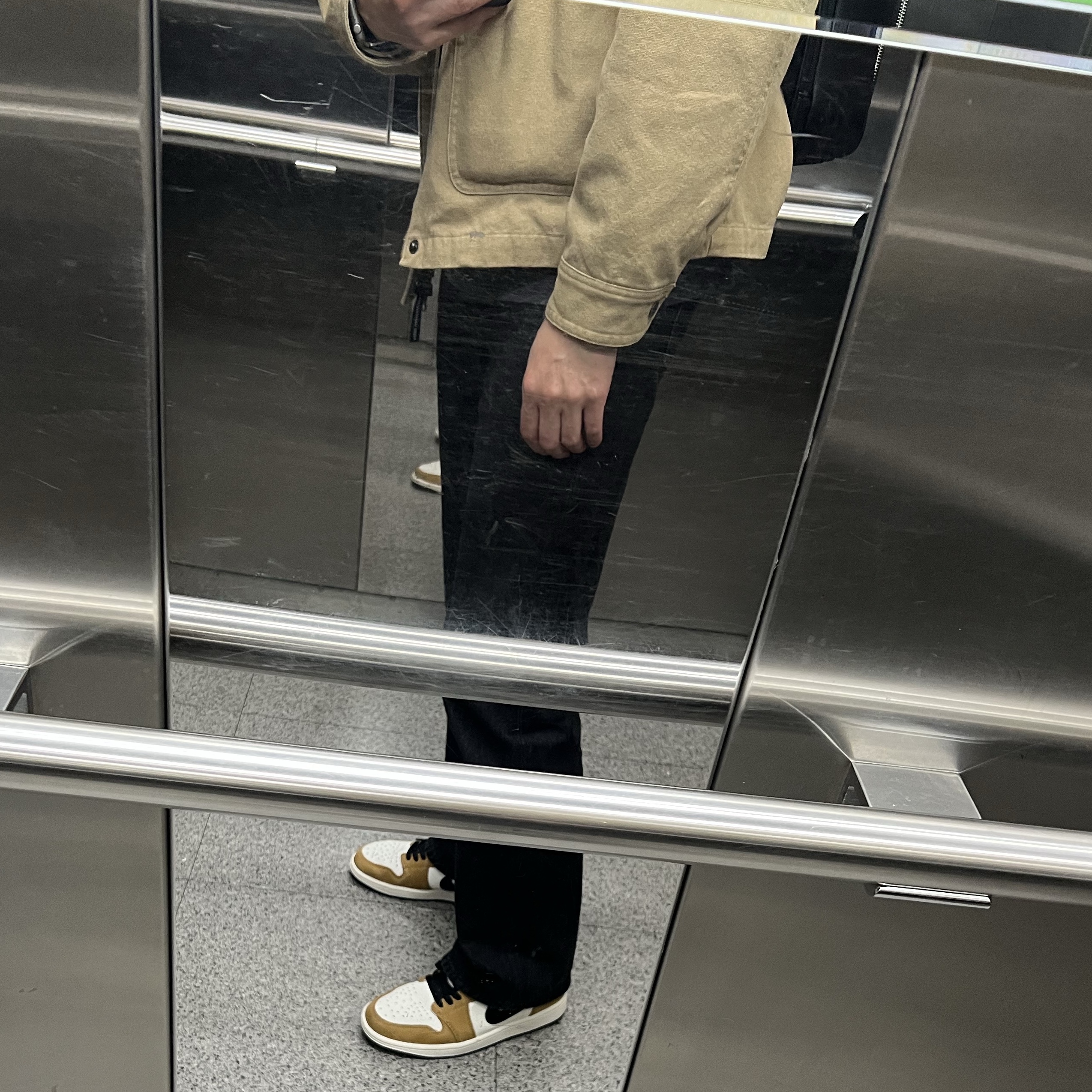 Jordan 1 Low OG Sail and Golden Harvest 착용 스타일 - 1