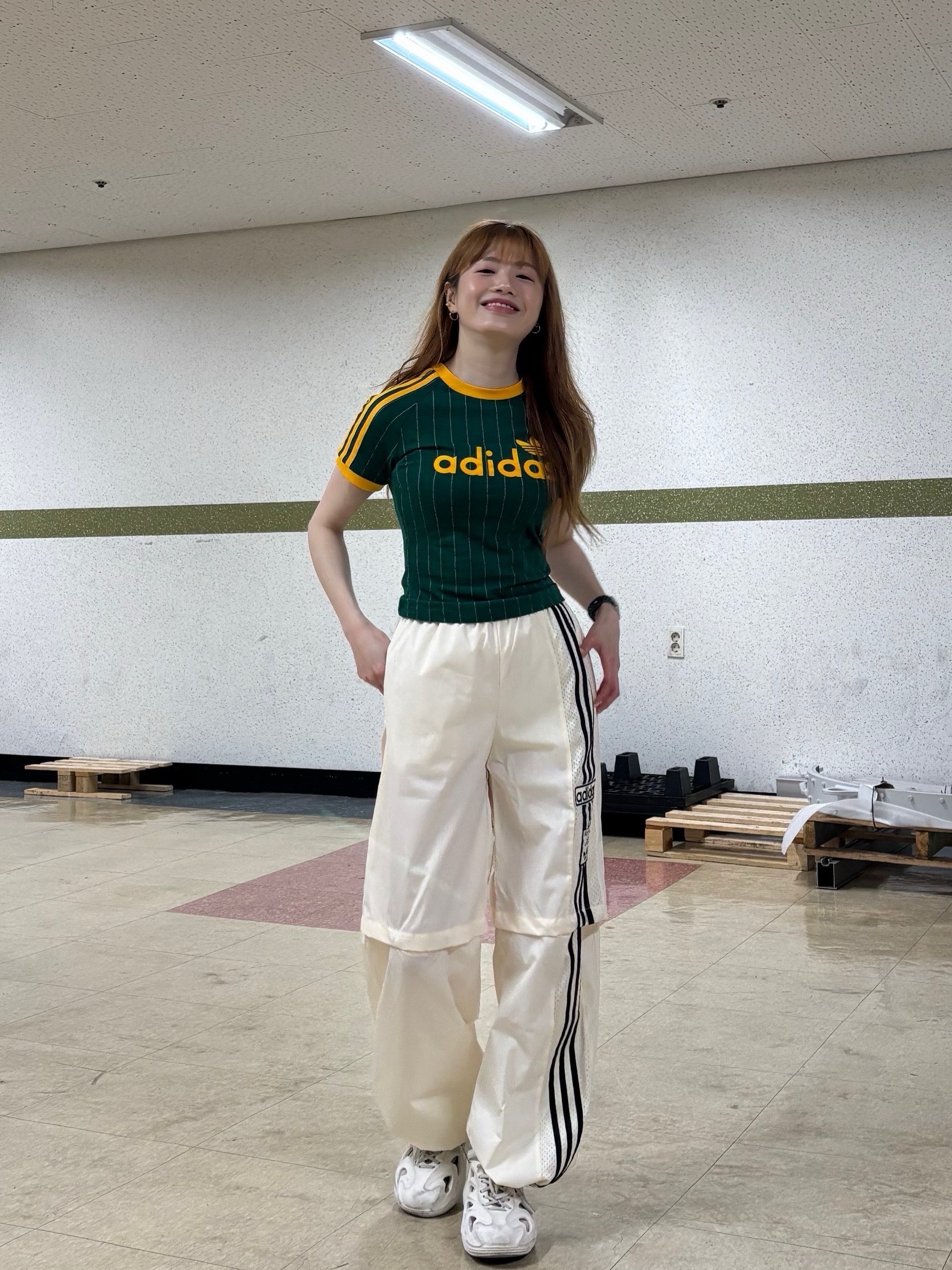 (W) Adidas Linear Cali Graphic T-Shirt Collegiate Green Off White - KR Sizing, Adidas Adifom Q Off White 착용 스타일 - 3