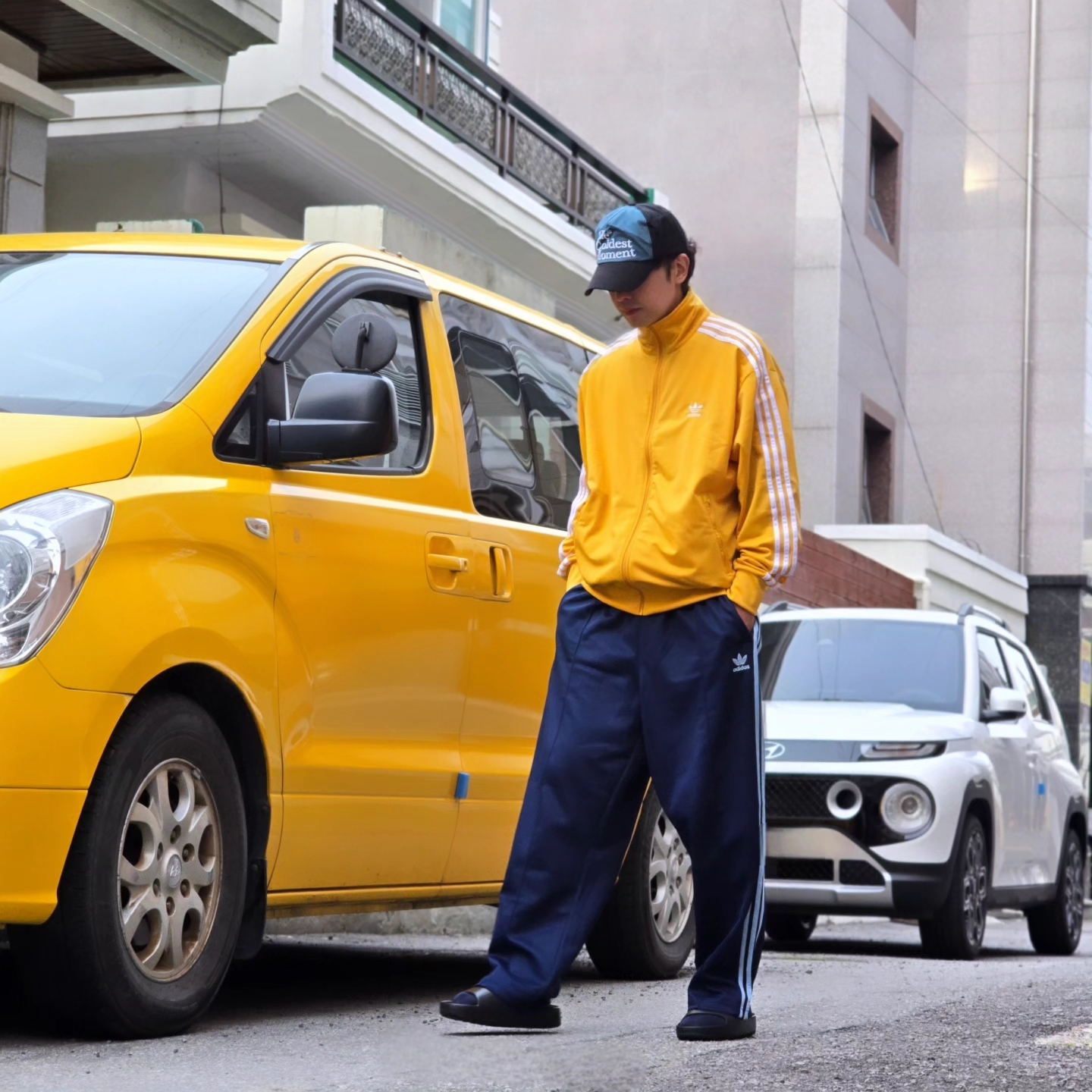 Adidas Originals Adicolor Buggy Fit Firebird Track Pants Night Indigo Clear Sky - KR Sizing, Nike Calm Slide Black 착용 스타일 - 2