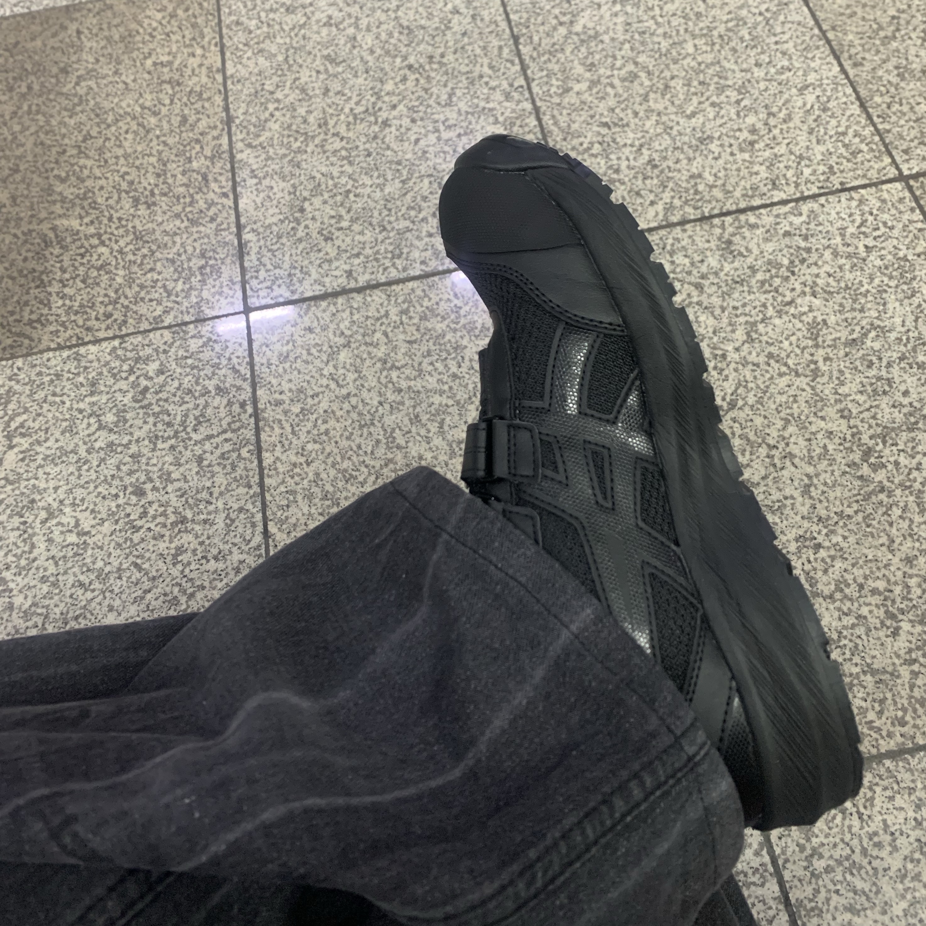 Asics Winjob CP215 Black 착용 스타일 - 2