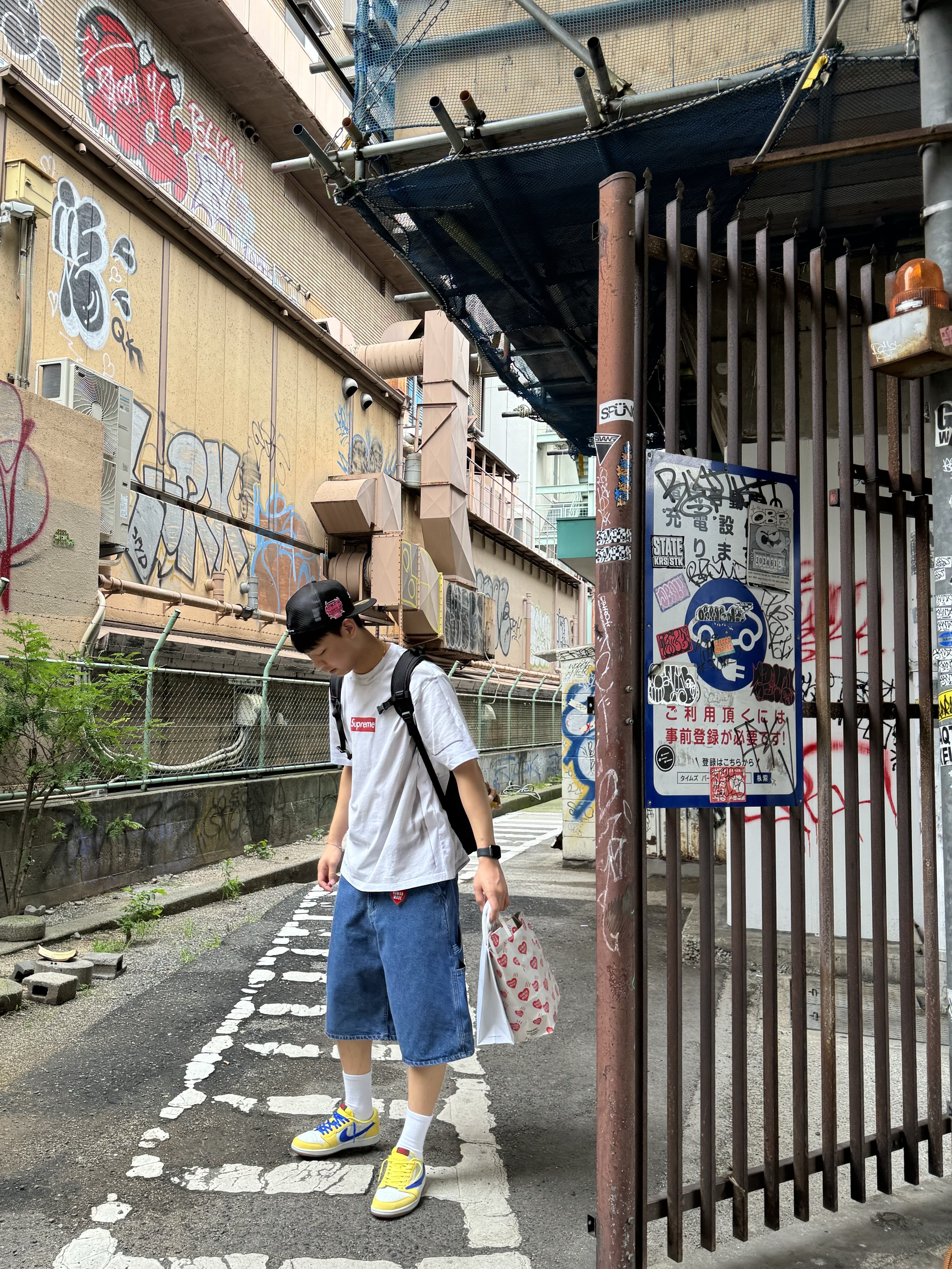 (W) Jordan 1 x Travis Scott Retro Low OG SP Canary, Supreme x MM6 Maison Margiela Box Logo T-Shirt White - 24SS 착용 스타일 - 1