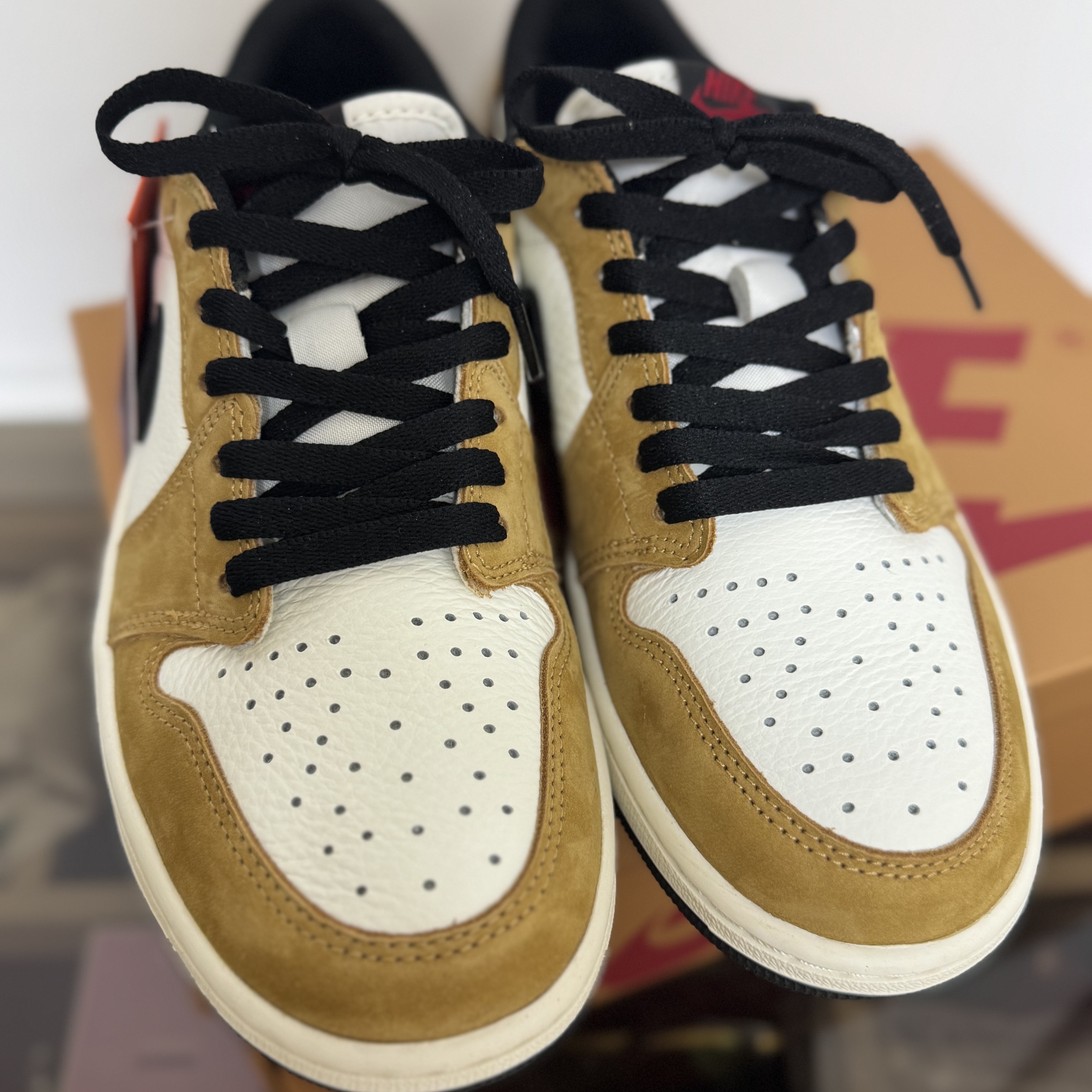Jordan 1 Low OG Sail and Golden Harvest 착용 스타일 - 3