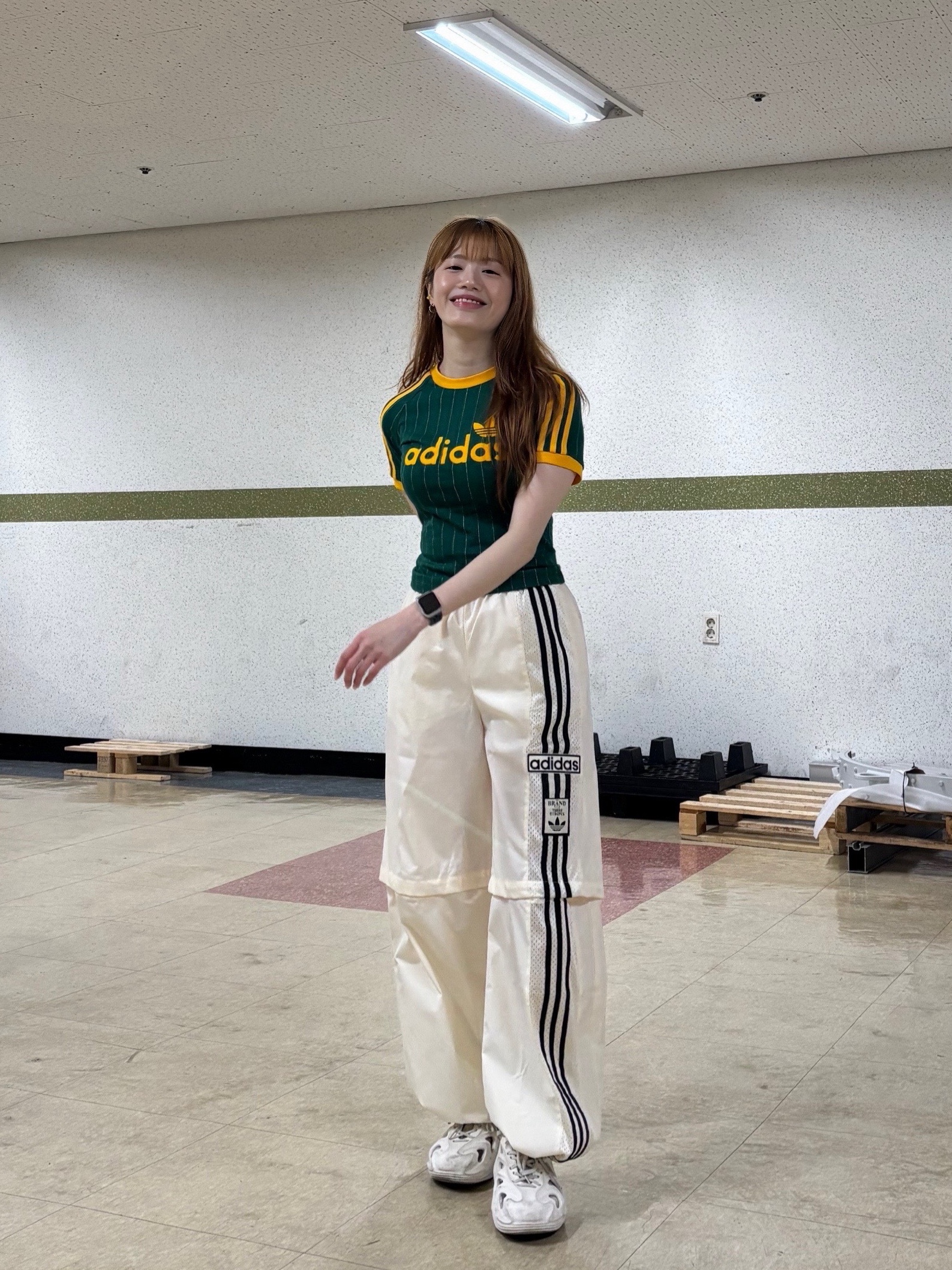 (W) Adidas Linear Cali Graphic T-Shirt Collegiate Green Off White - KR Sizing, Adidas Adifom Q Off White 착용 스타일 - 5