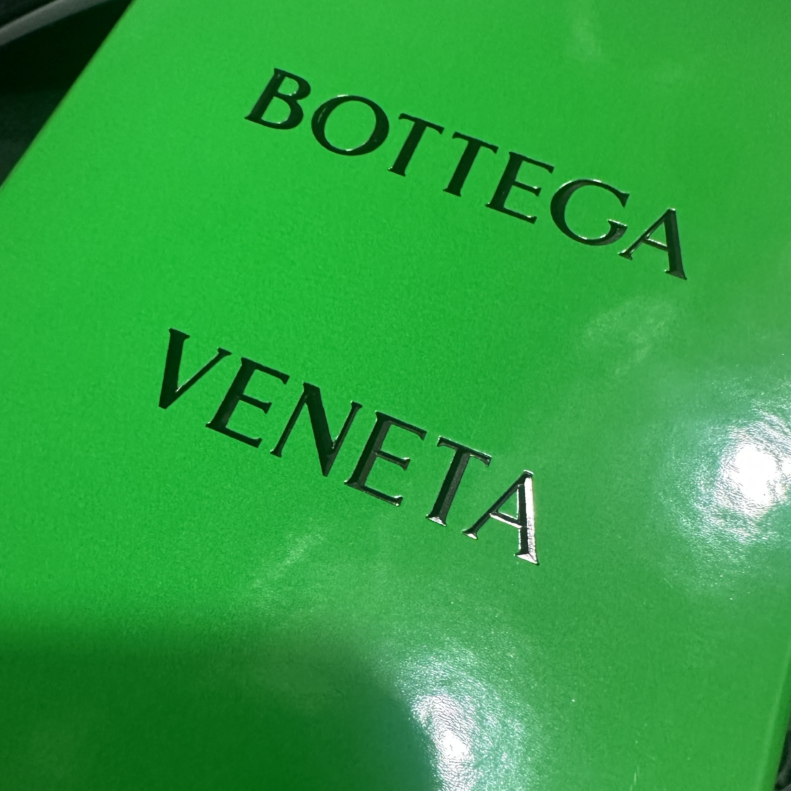 Bottega Veneta Credit Card Case Calfskin Black 착용 스타일