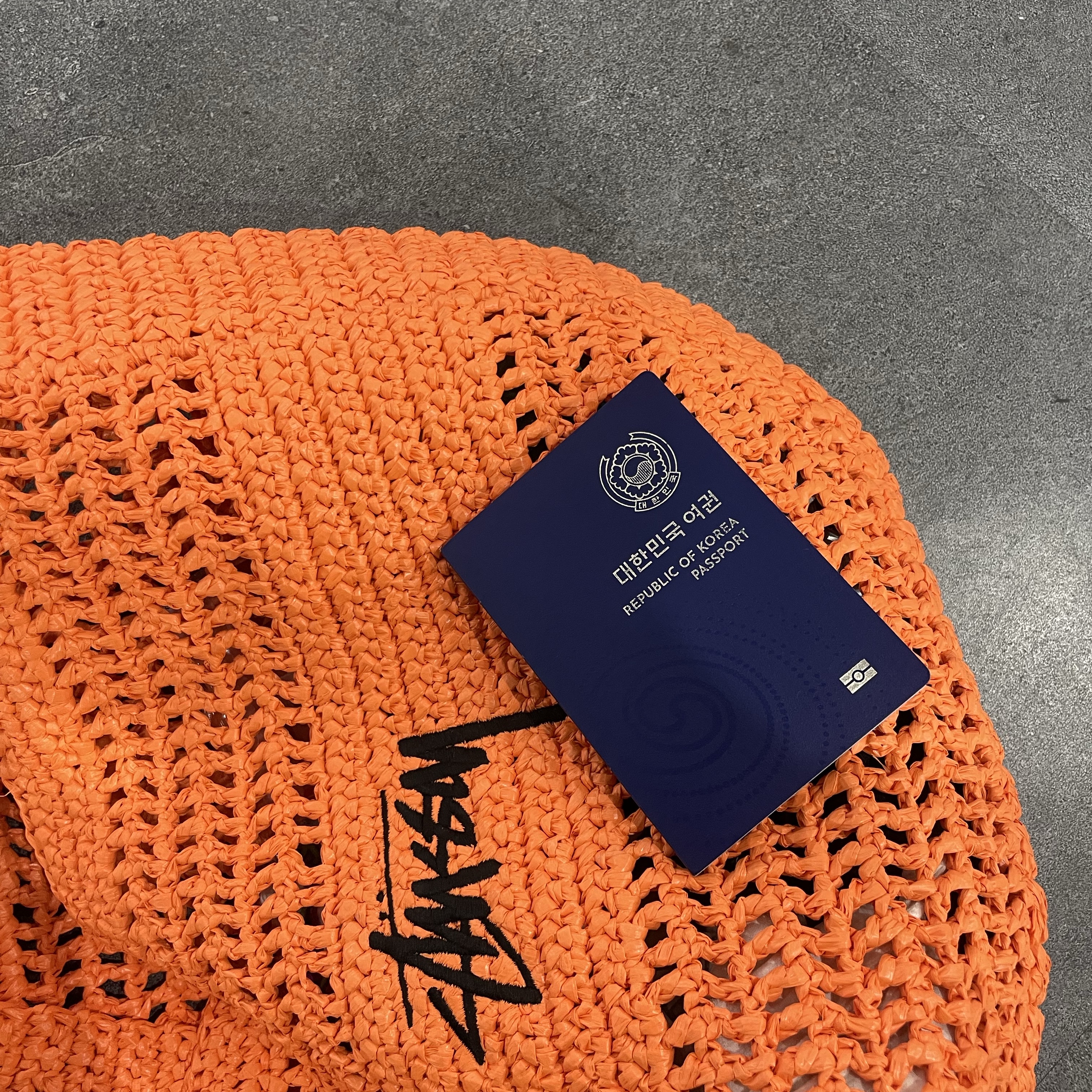 Stussy Woven Tote Bag Orange 착용 스타일