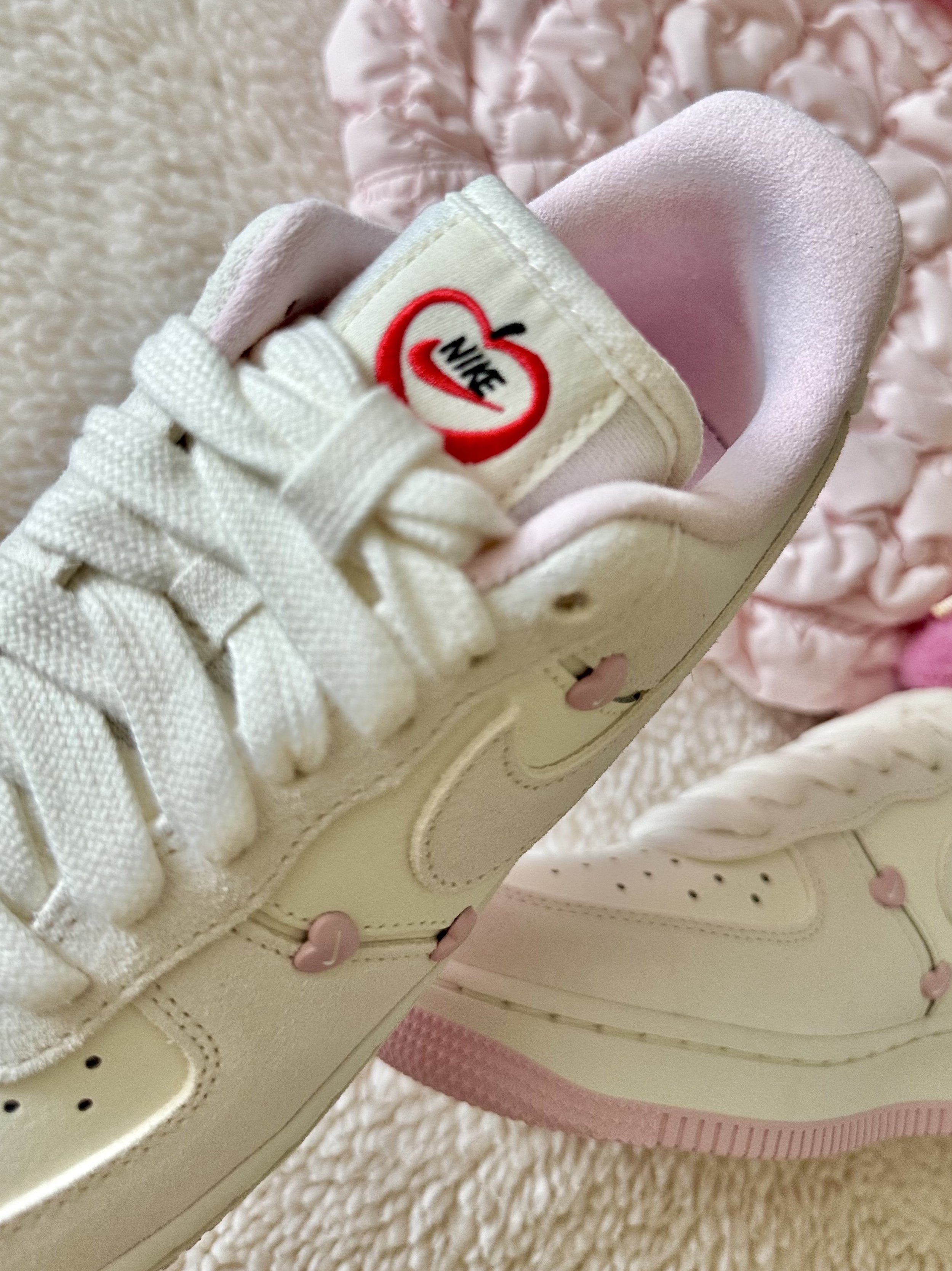 (W) Nike Air Force 1 Low Valentine's Day Sail Pink Foam, COS Quilted Mini Bag Light Pink 착용 스타일 - 5