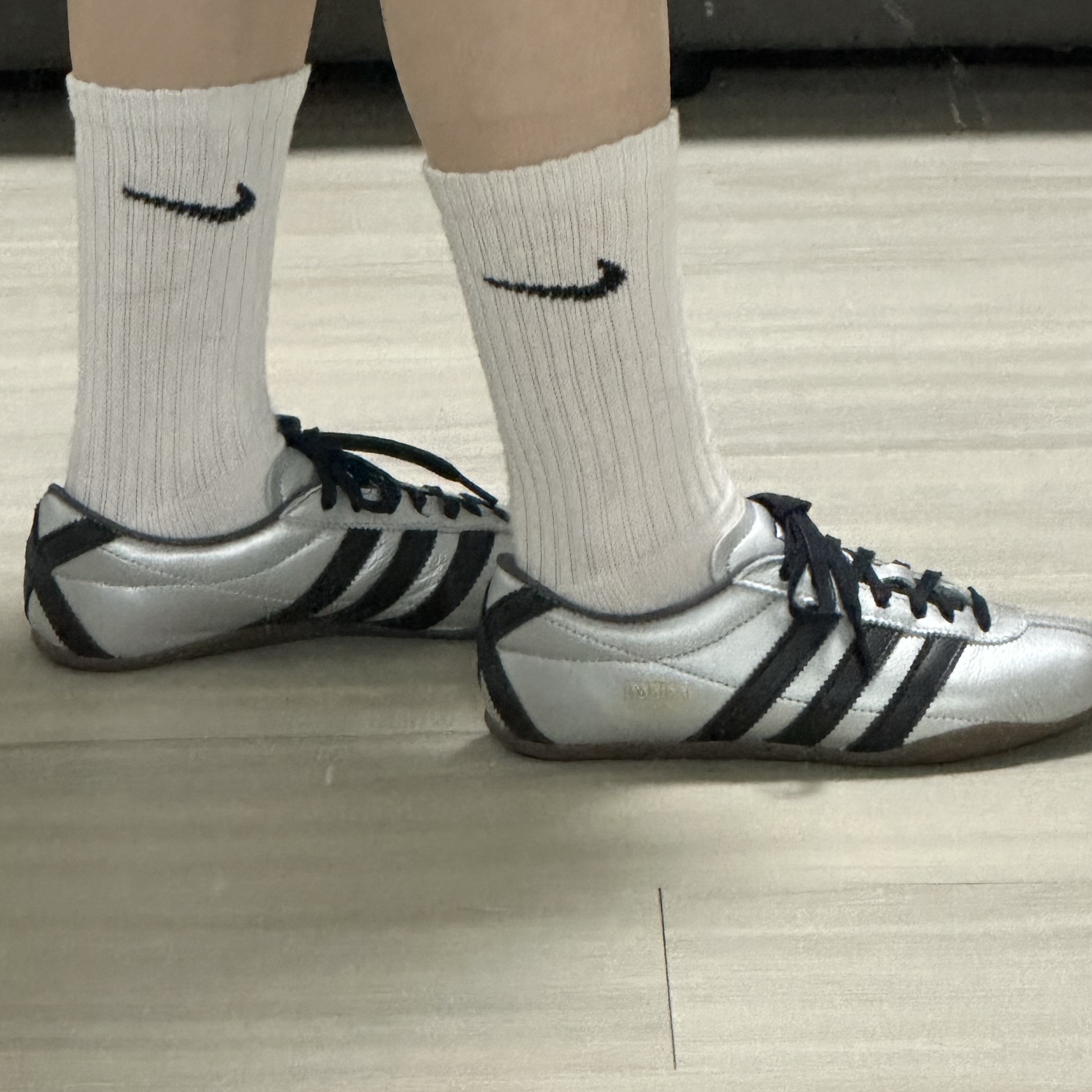 (W) Adidas Tokyo Silver Metallic Core Black 착용 스타일 - 3