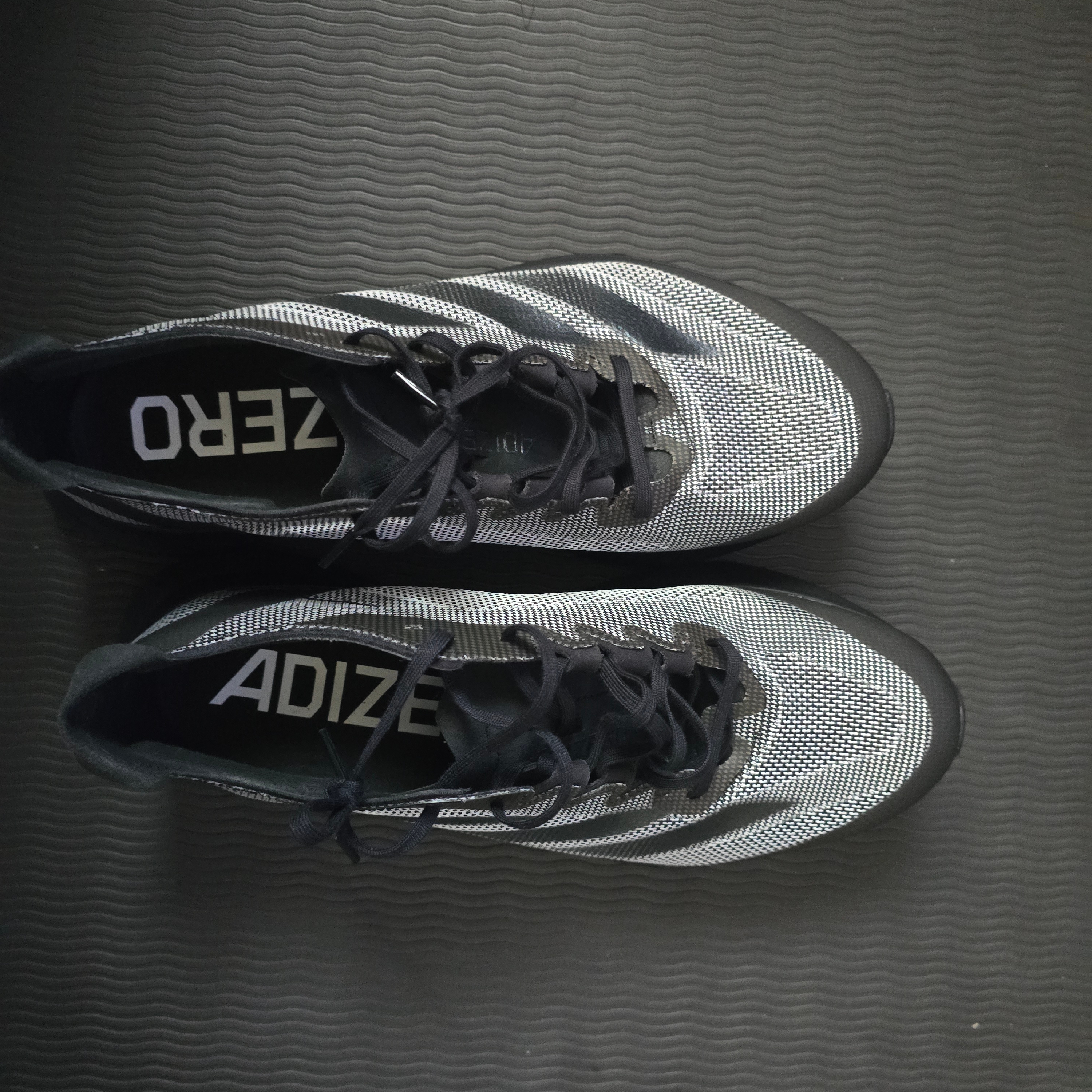 Adidas Adizero Boston 12 Core Black Carbon 착용 스타일 - 4