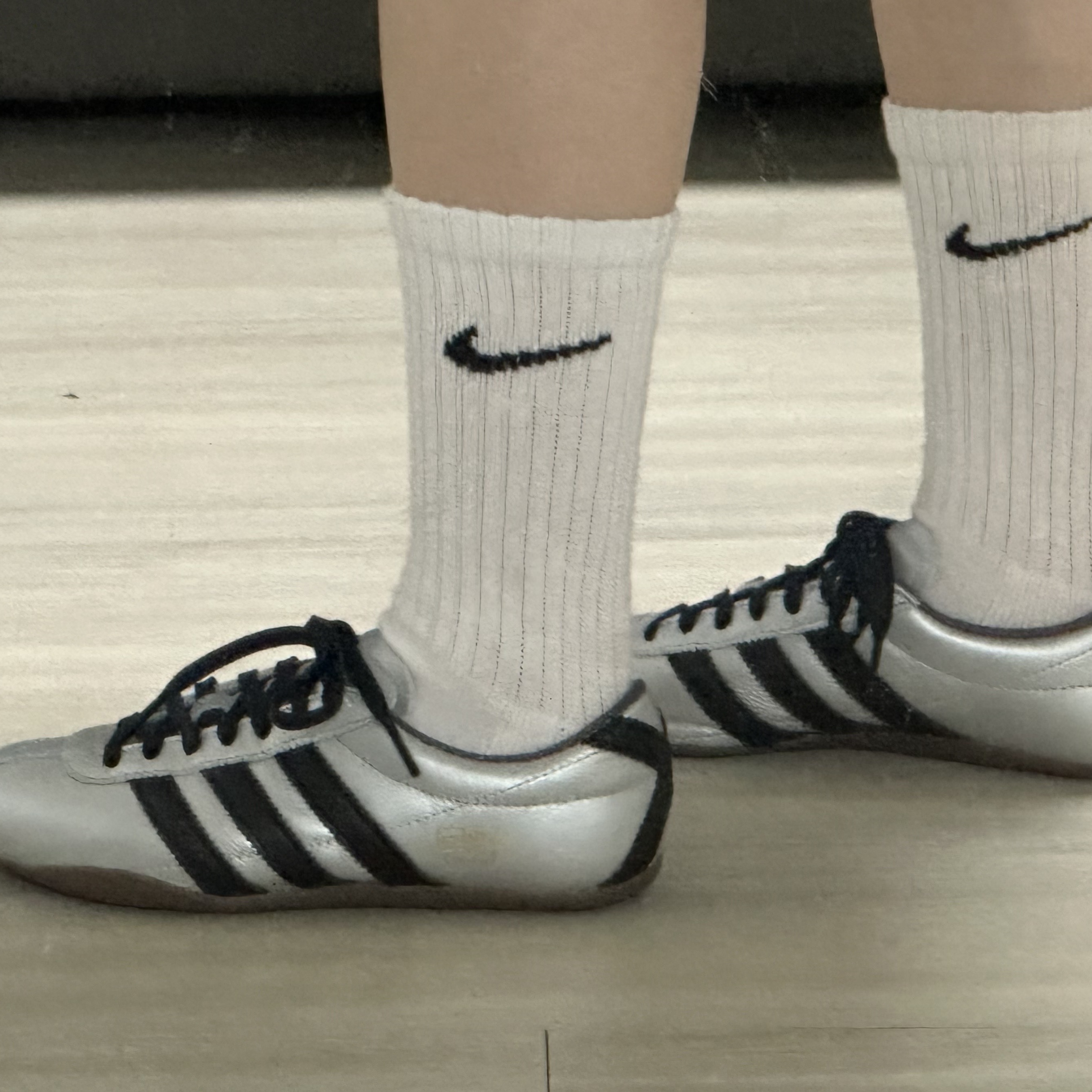 (W) Adidas Tokyo Silver Metallic Core Black 착용 스타일 - 2