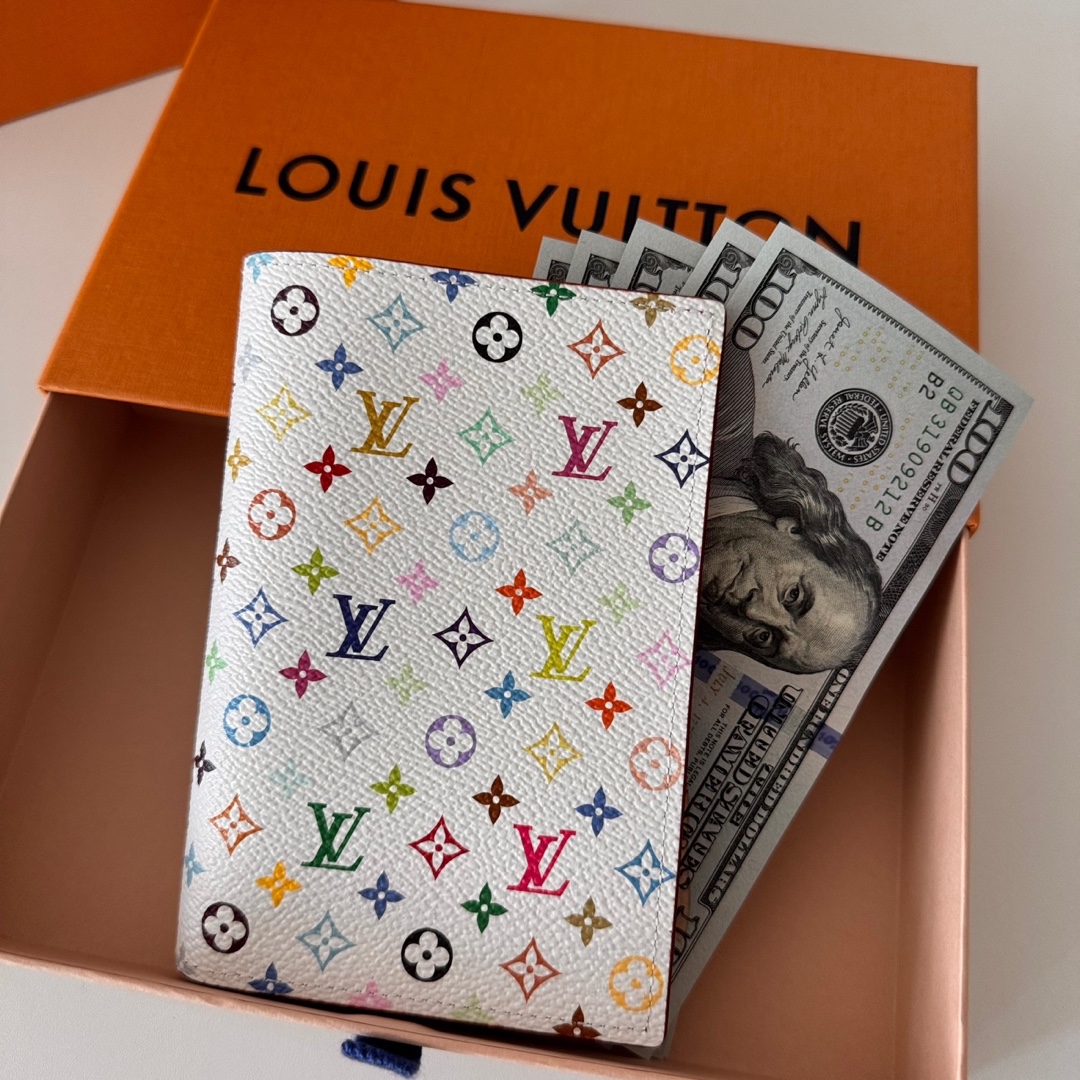 Louis Vuitton x Murakami Takashi Passport Cover Multicolore Blanc 착용 스타일