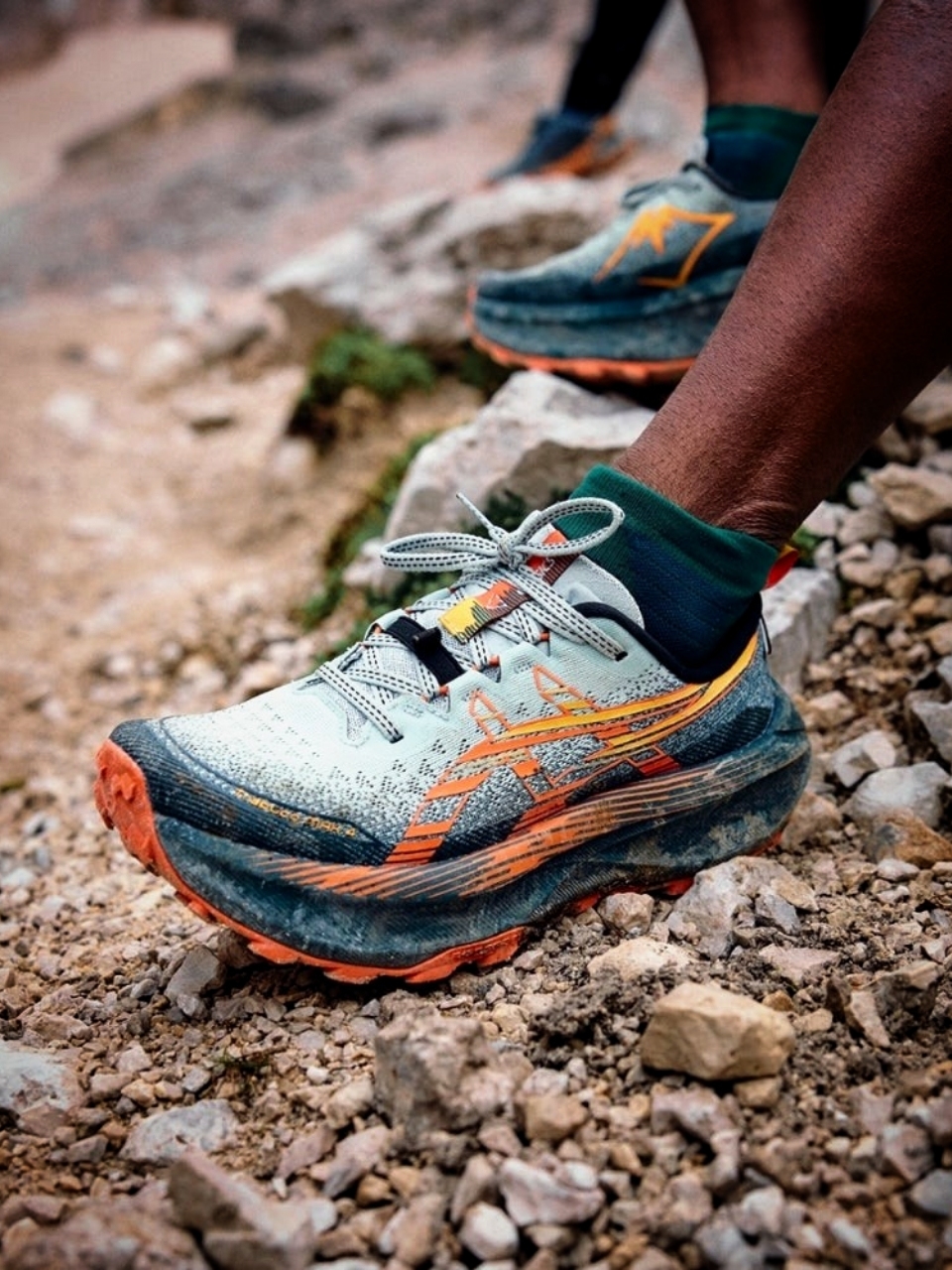 Asics Trabuco Max 4 Cold Moss Nova Orange 착용 스타일