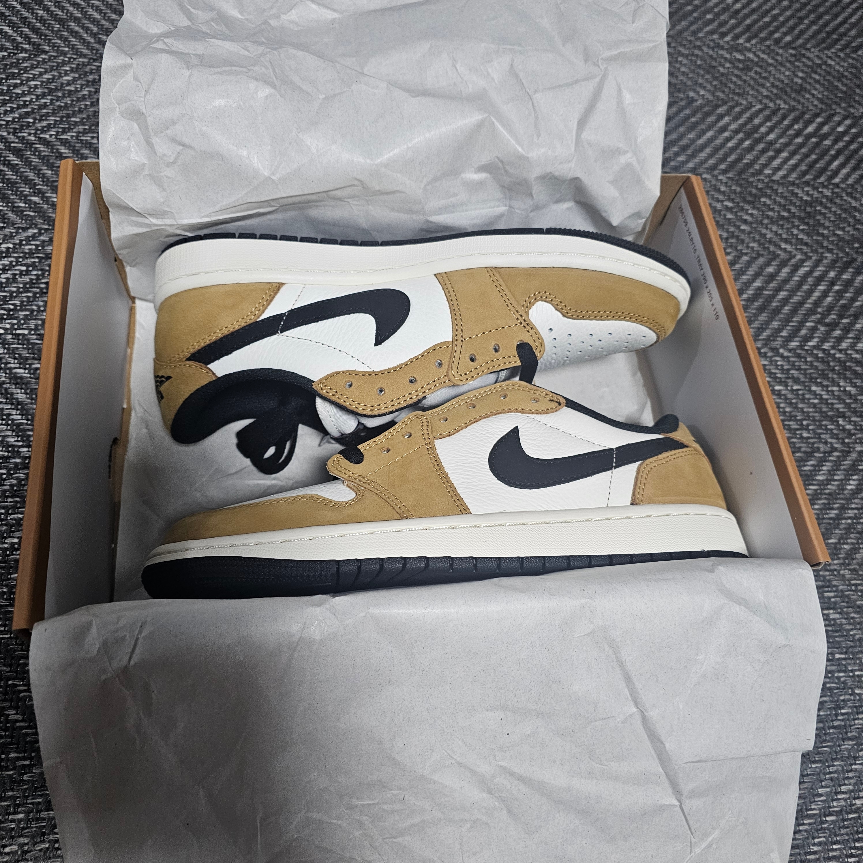 Jordan 1 Low OG Sail and Golden Harvest 착용 스타일 - 2