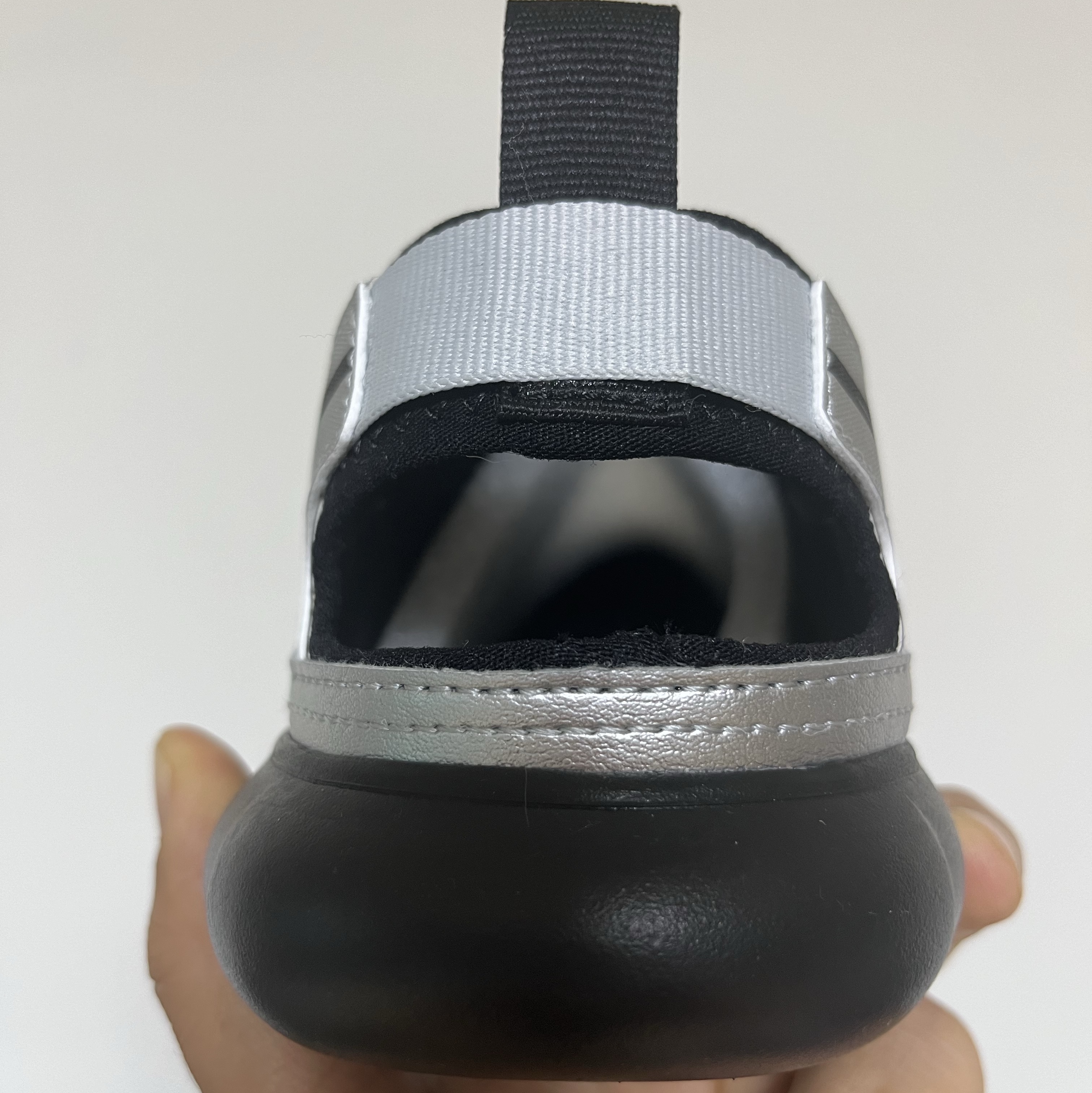 (Kids) New Balance Freedle 920 Sandal Gray 착용 스타일 - 3