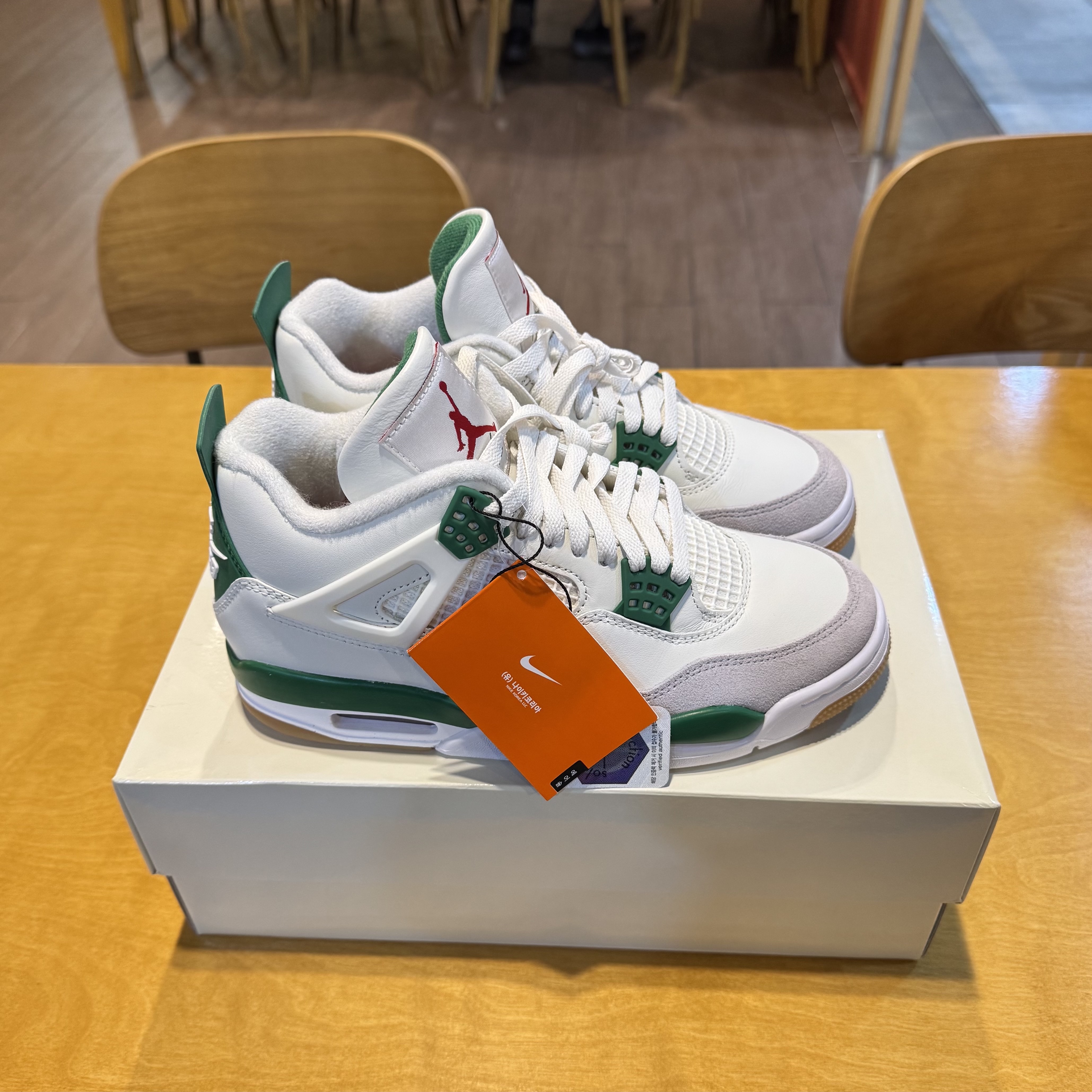 Jordan 4 x Nike SB Retro SP Pine Green 착용 스타일