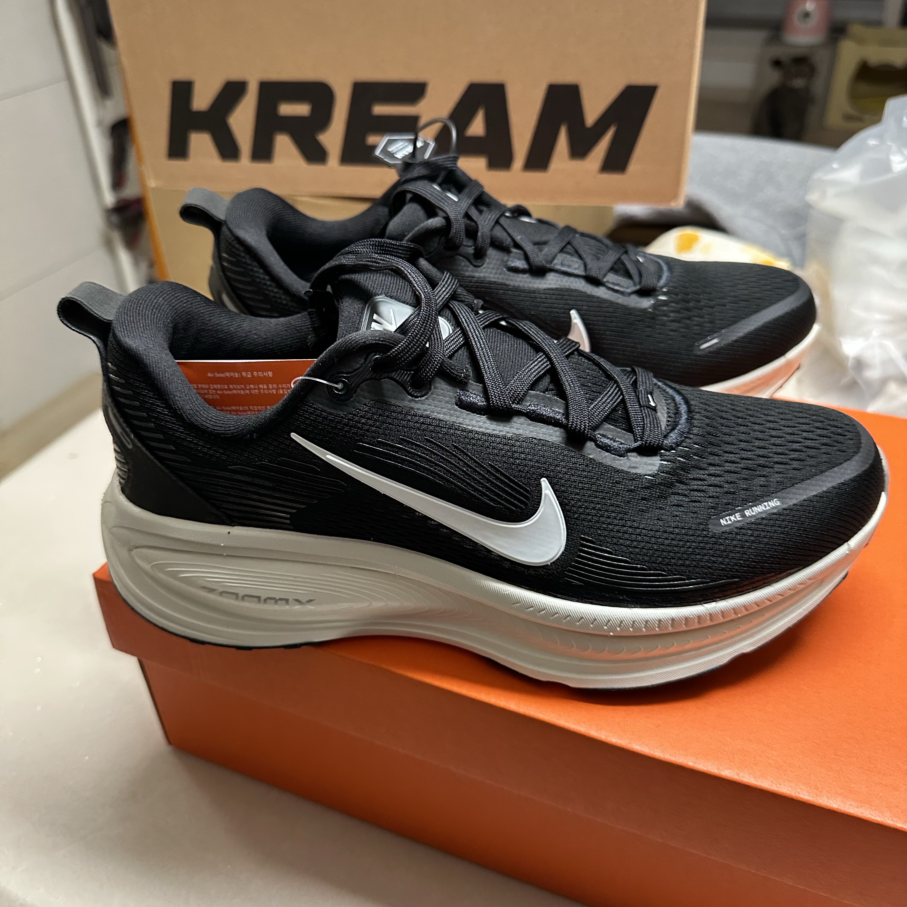 Nike Vomero 18 Black Coconut Milk 착용 스타일 - 4