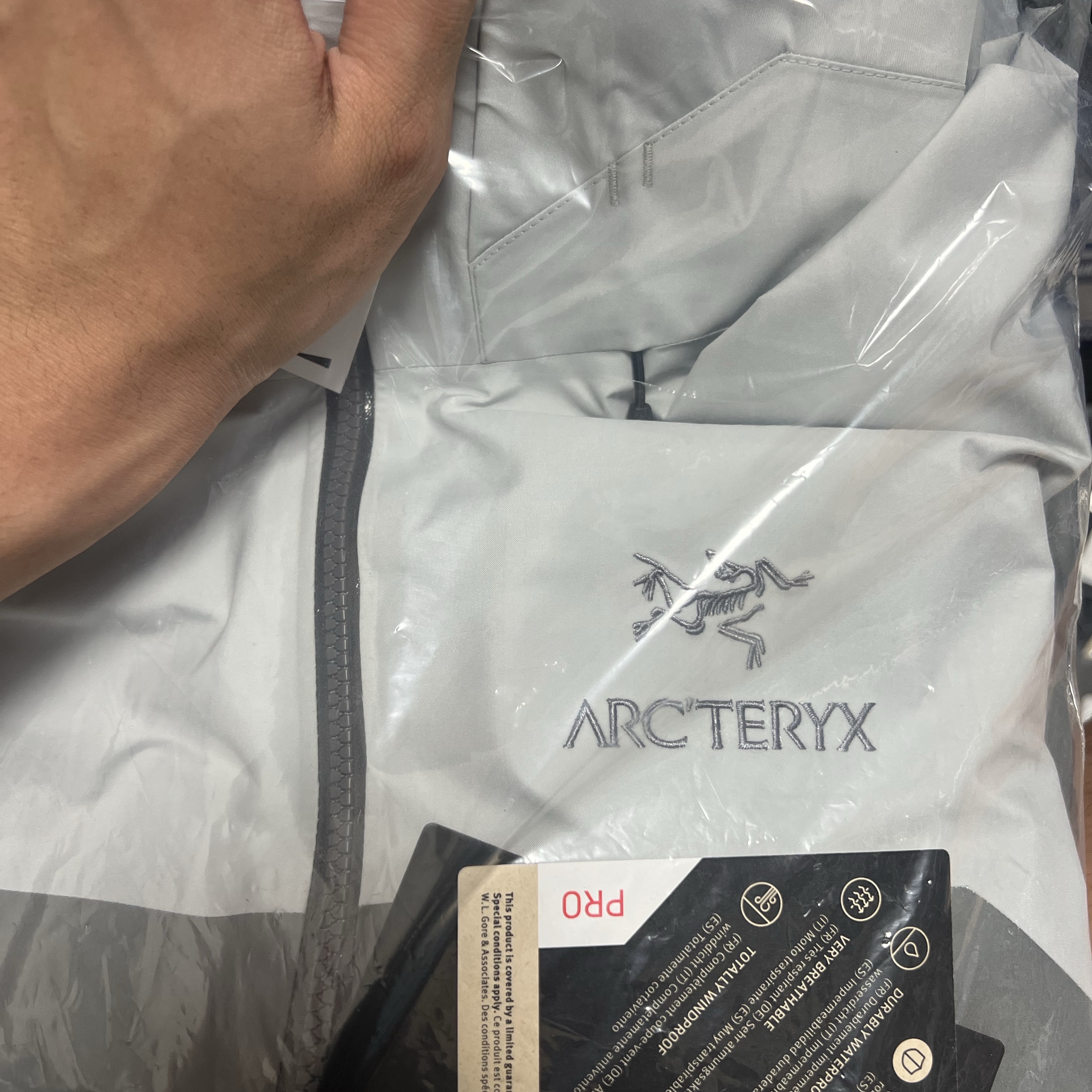 Arc'teryx Beta AR Jacket Solitude Void 착용 스타일