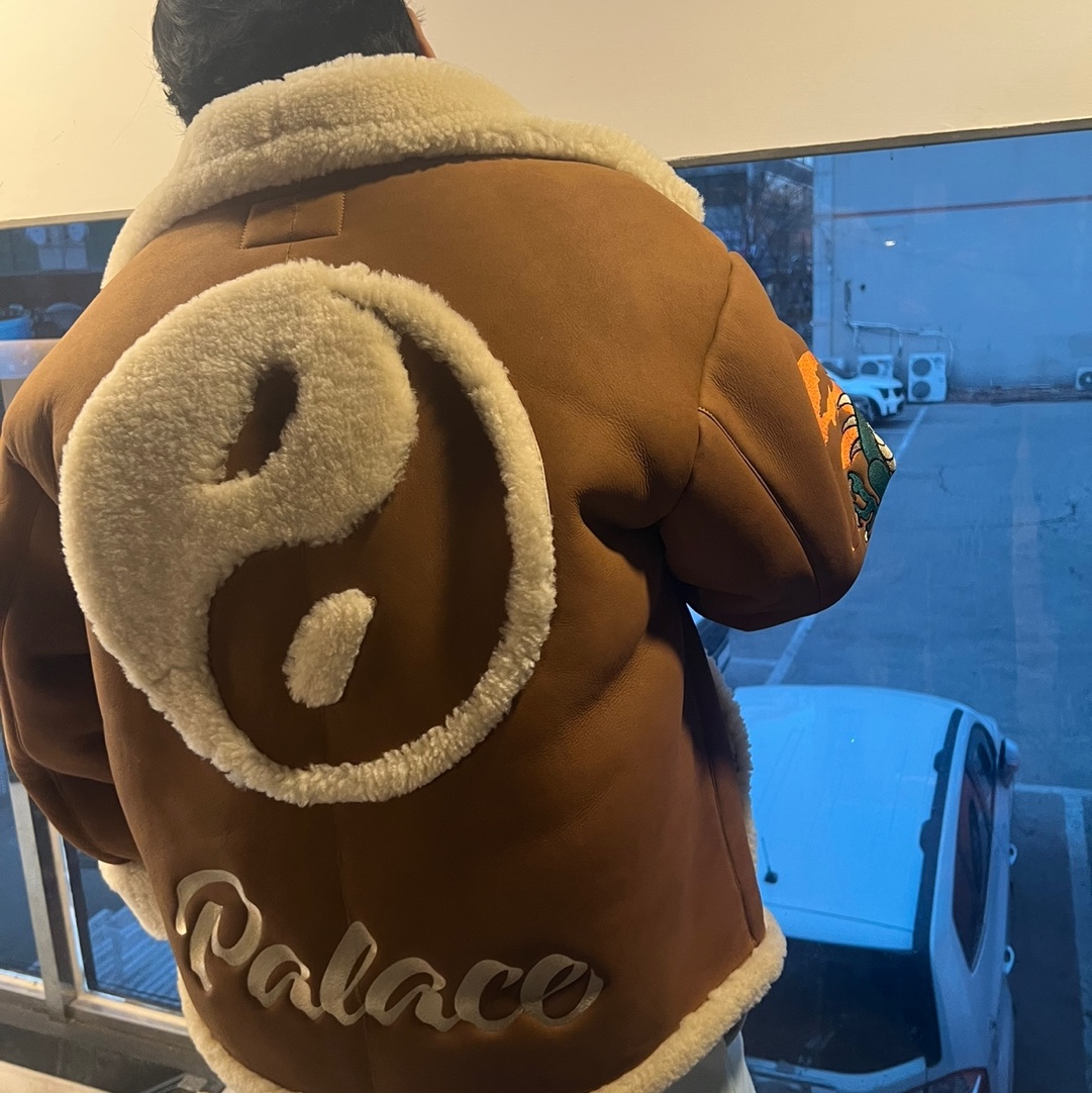 UGG x Palace Tasman Slipper Chestnut, Palace x UGG Shearling Jacket Chestnut - 24FW 착용 스타일