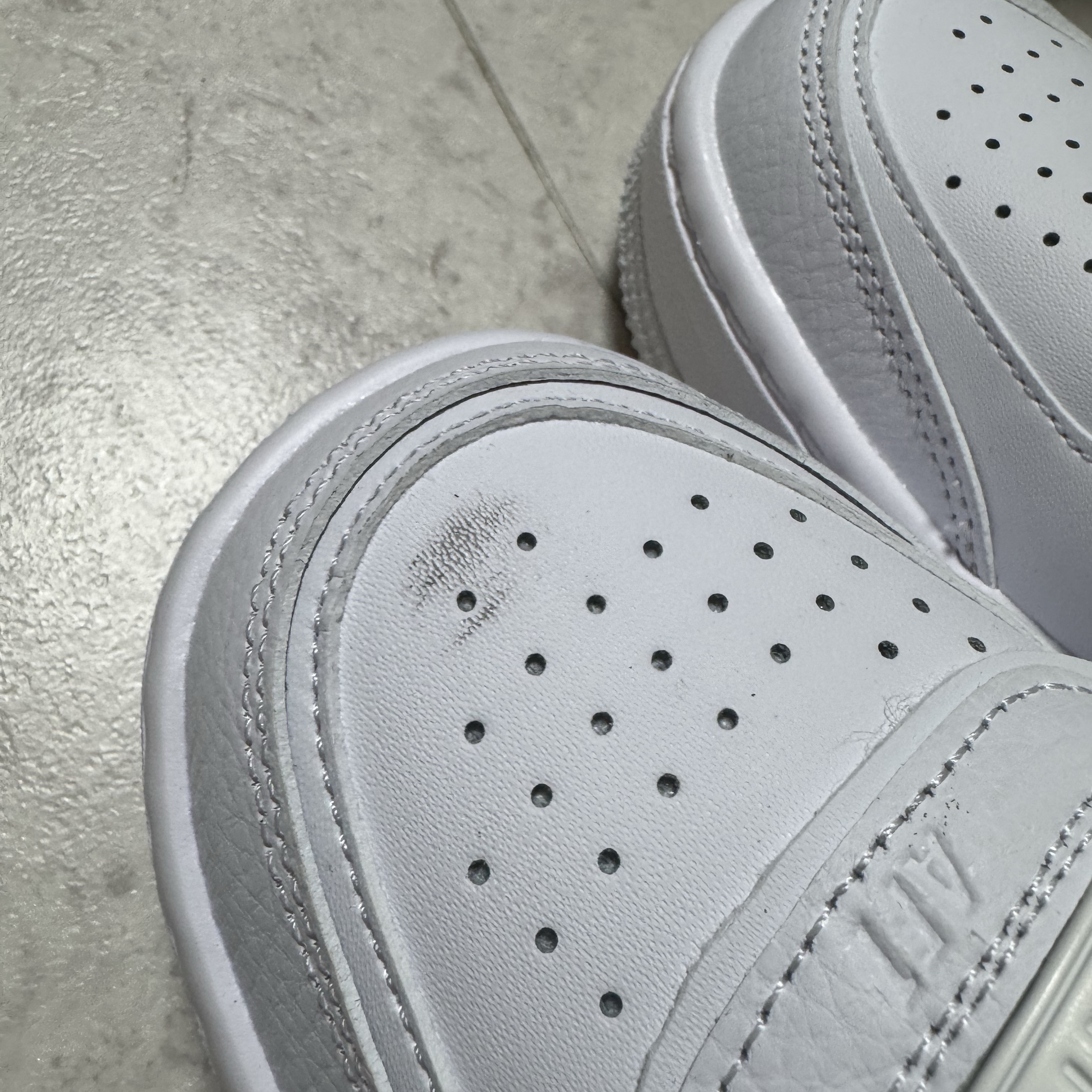 (W) Nike Air Force 1 Shadow Triple White 착용 스타일 - 1