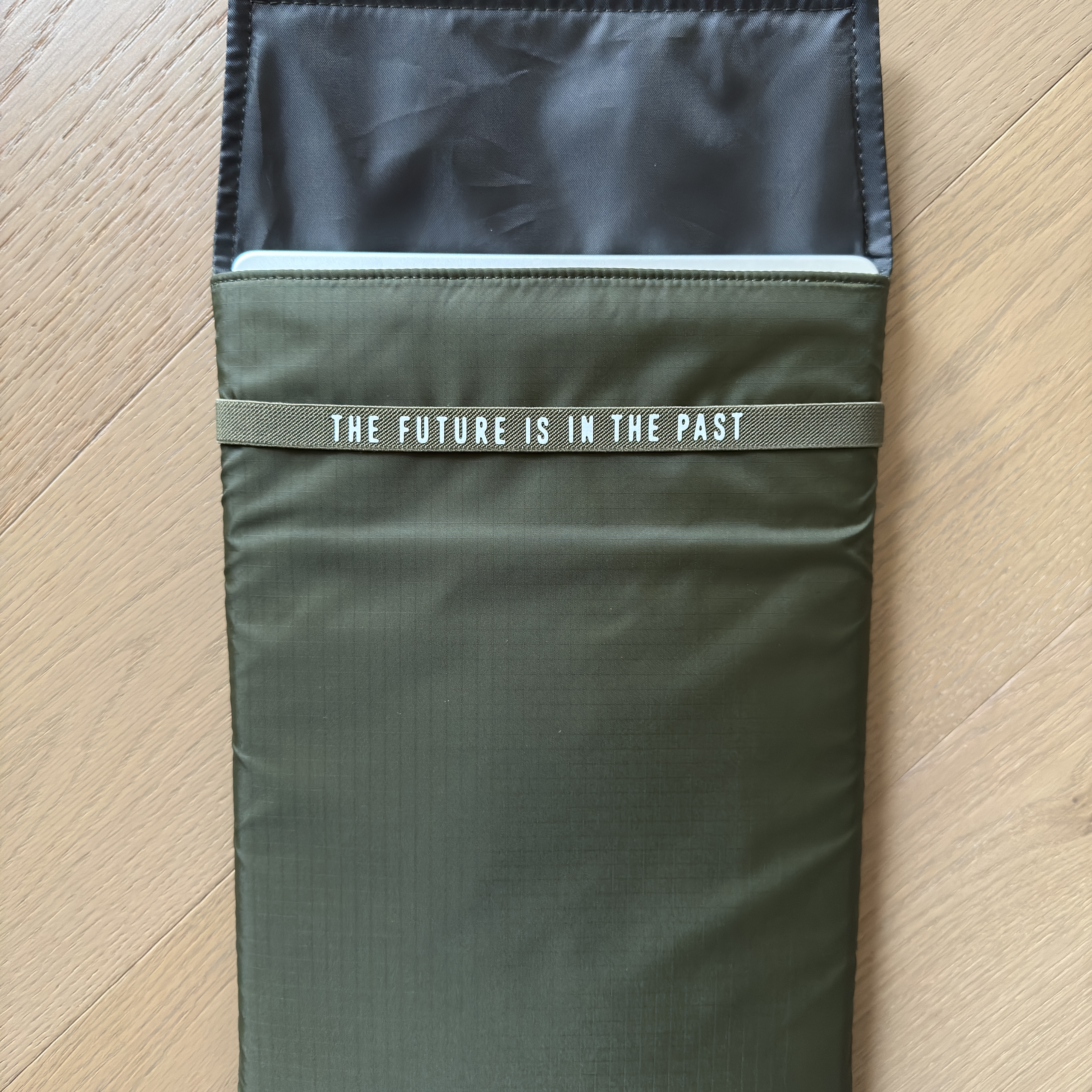 Human Made Nylon PC & Tablet Case 14 Inch Olive Drab 착용 스타일 - 2