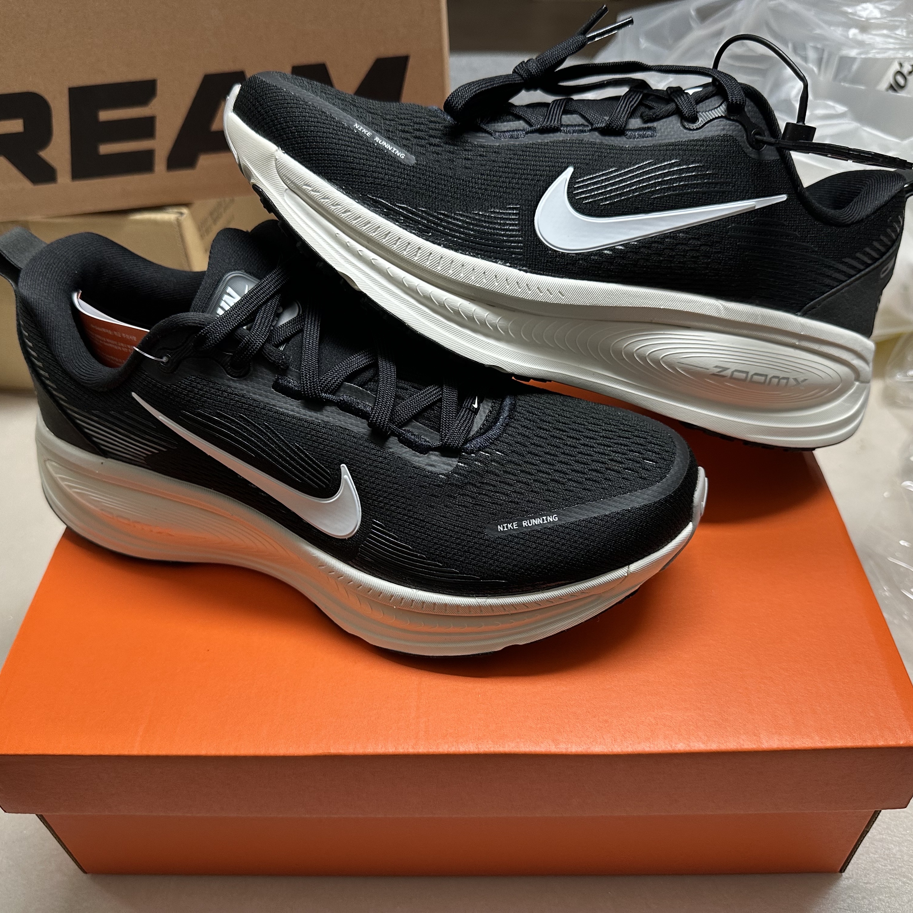 Nike Vomero 18 Black Coconut Milk 착용 스타일 - 1