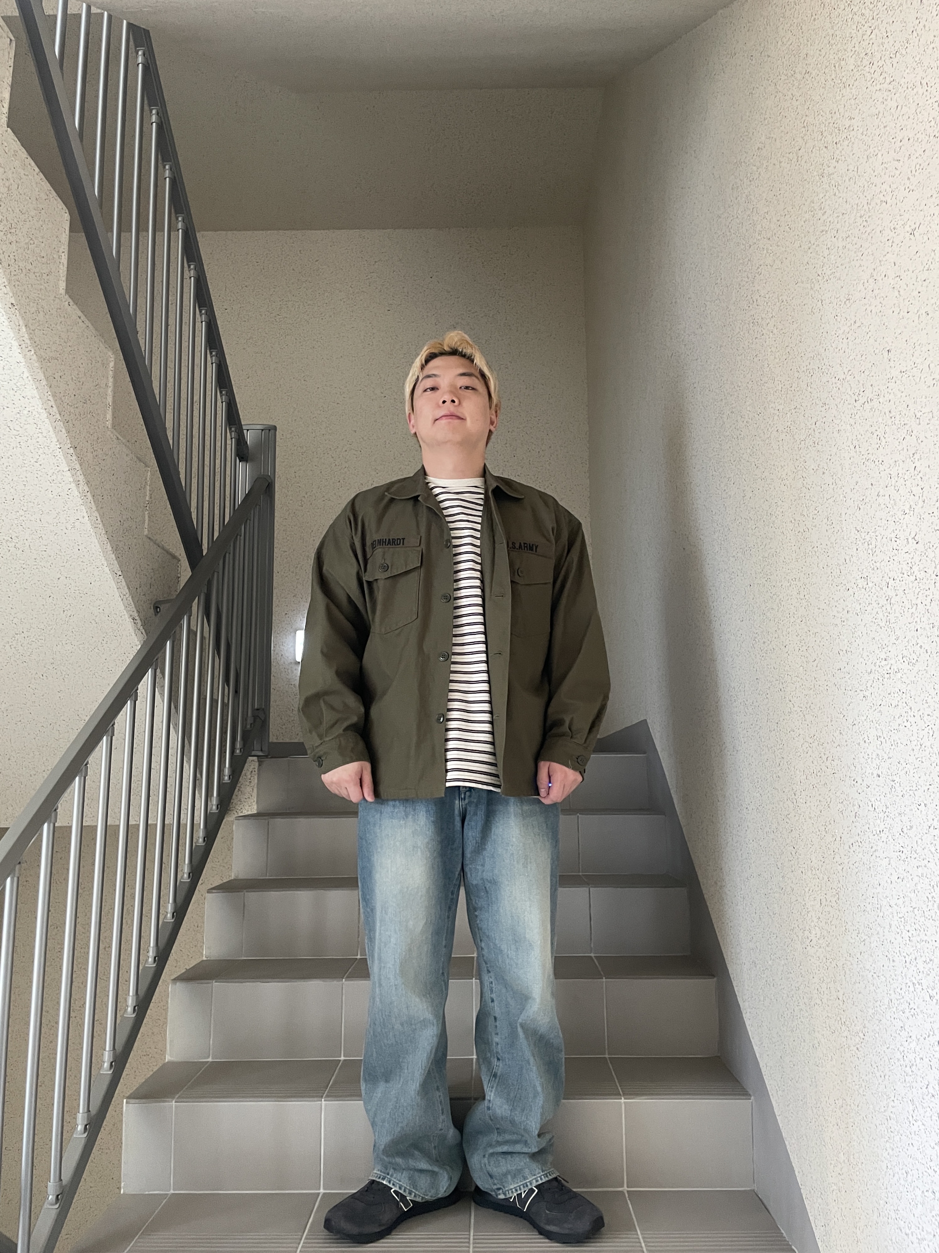 New Balance x Comme des Garcons Junya Watanabe Man 574 Suede Grey Off White, Marka Utility Shirt Olive 착용 스타일 - 5