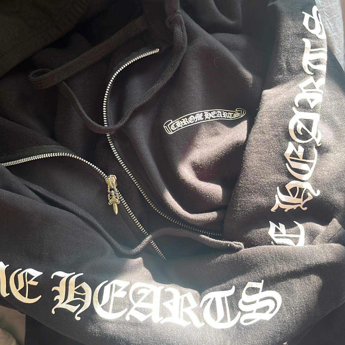 Chrome Hearts Scroll Logo Fleece Zip-Up Hoodie Black 착용 스타일