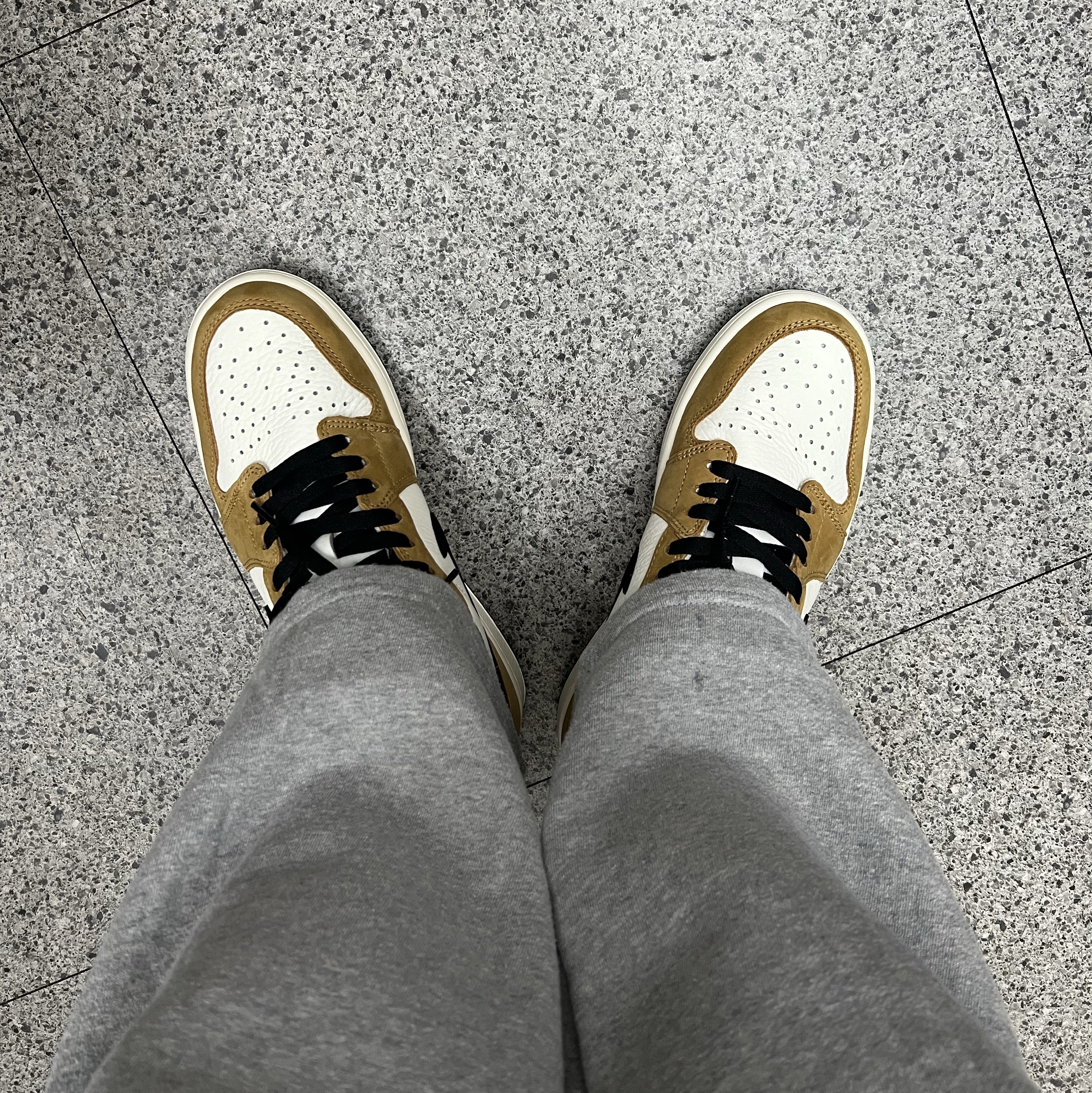 Jordan 1 Low OG Sail and Golden Harvest 착용 스타일 - 3