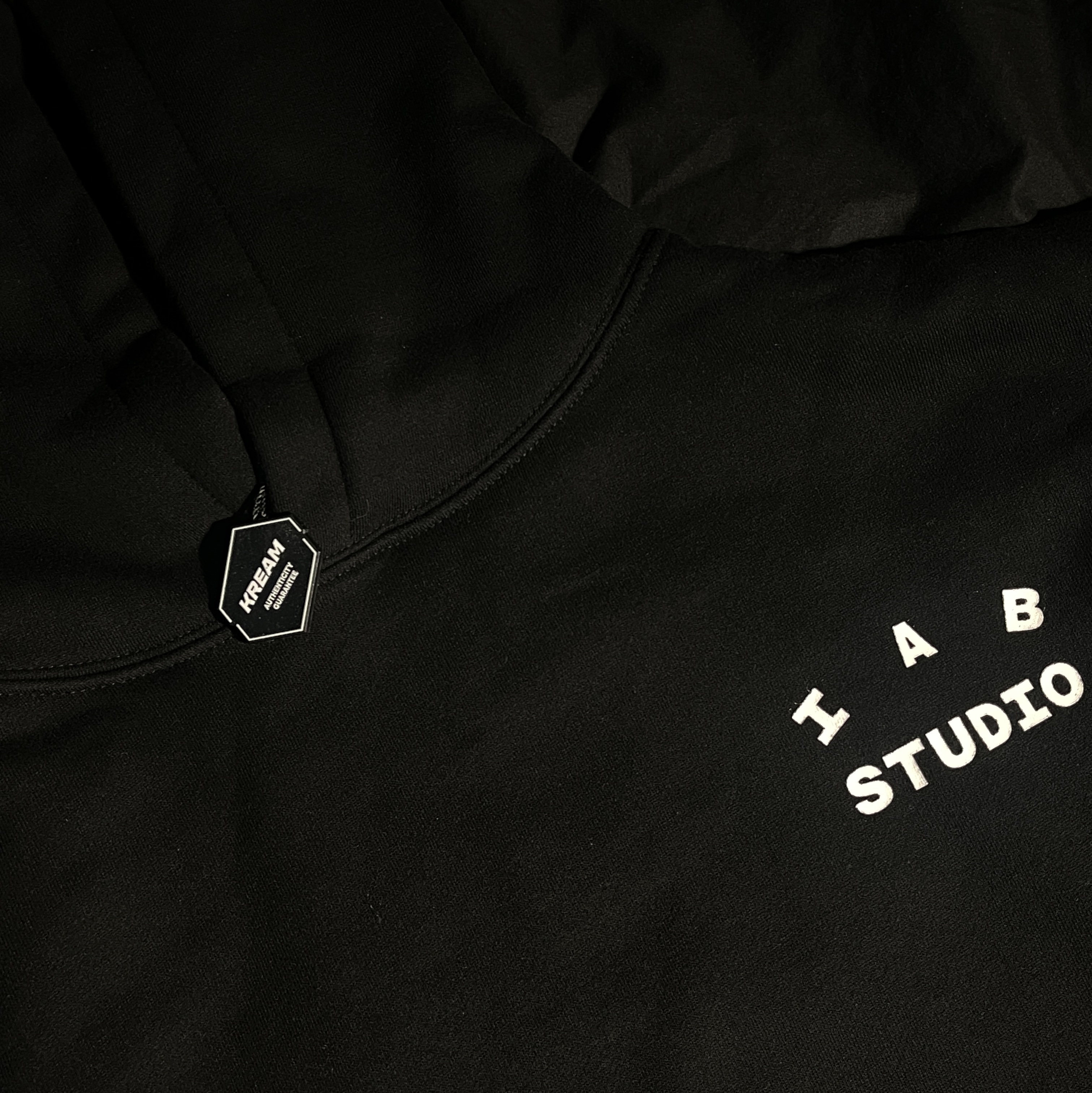IAB Studio Hoodie Black 착용 스타일