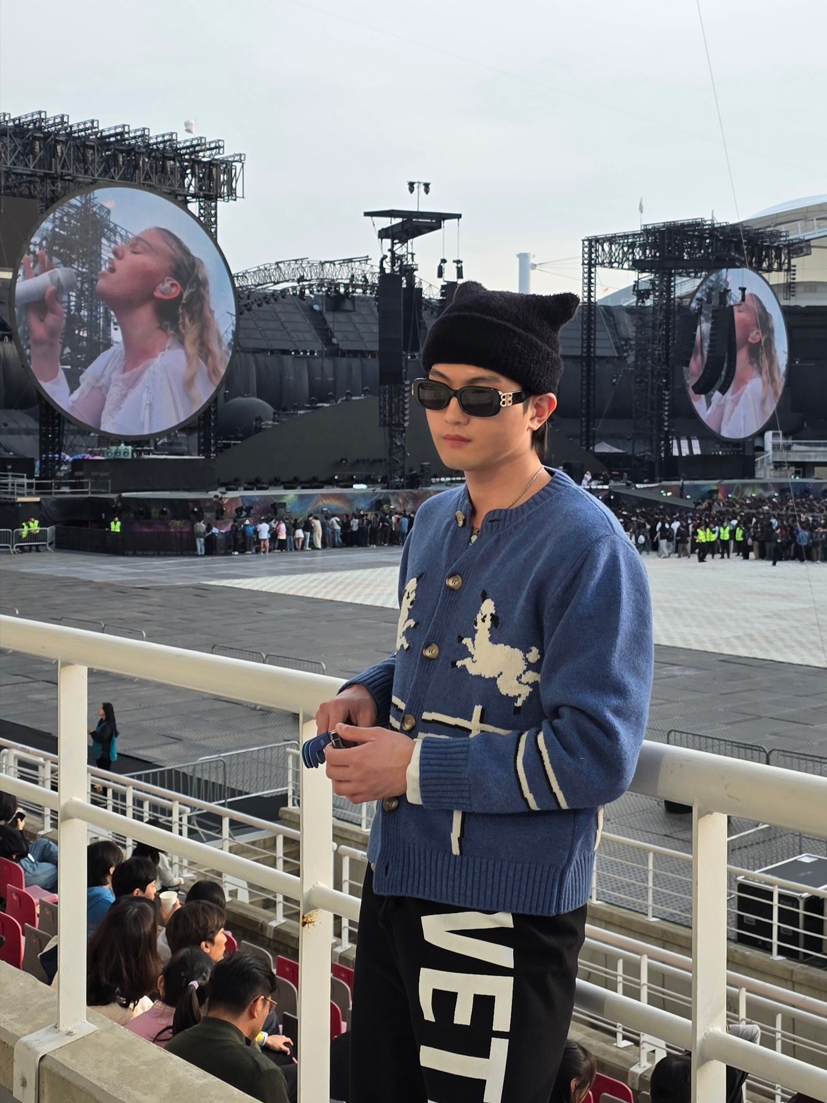 (W) Balenciaga Dynasty Rectangle Sunglasses Black 착용 스타일