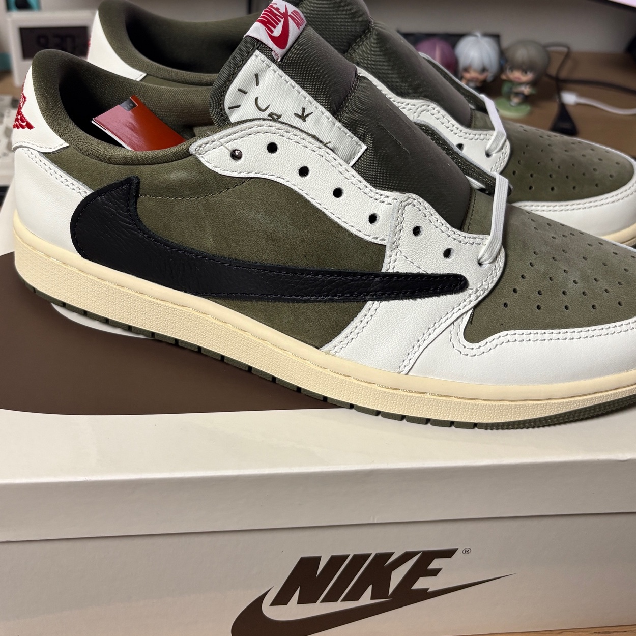 Jordan 1 x Travis Scott Retro Low OG SP Reverse Olive 착용 스타일
