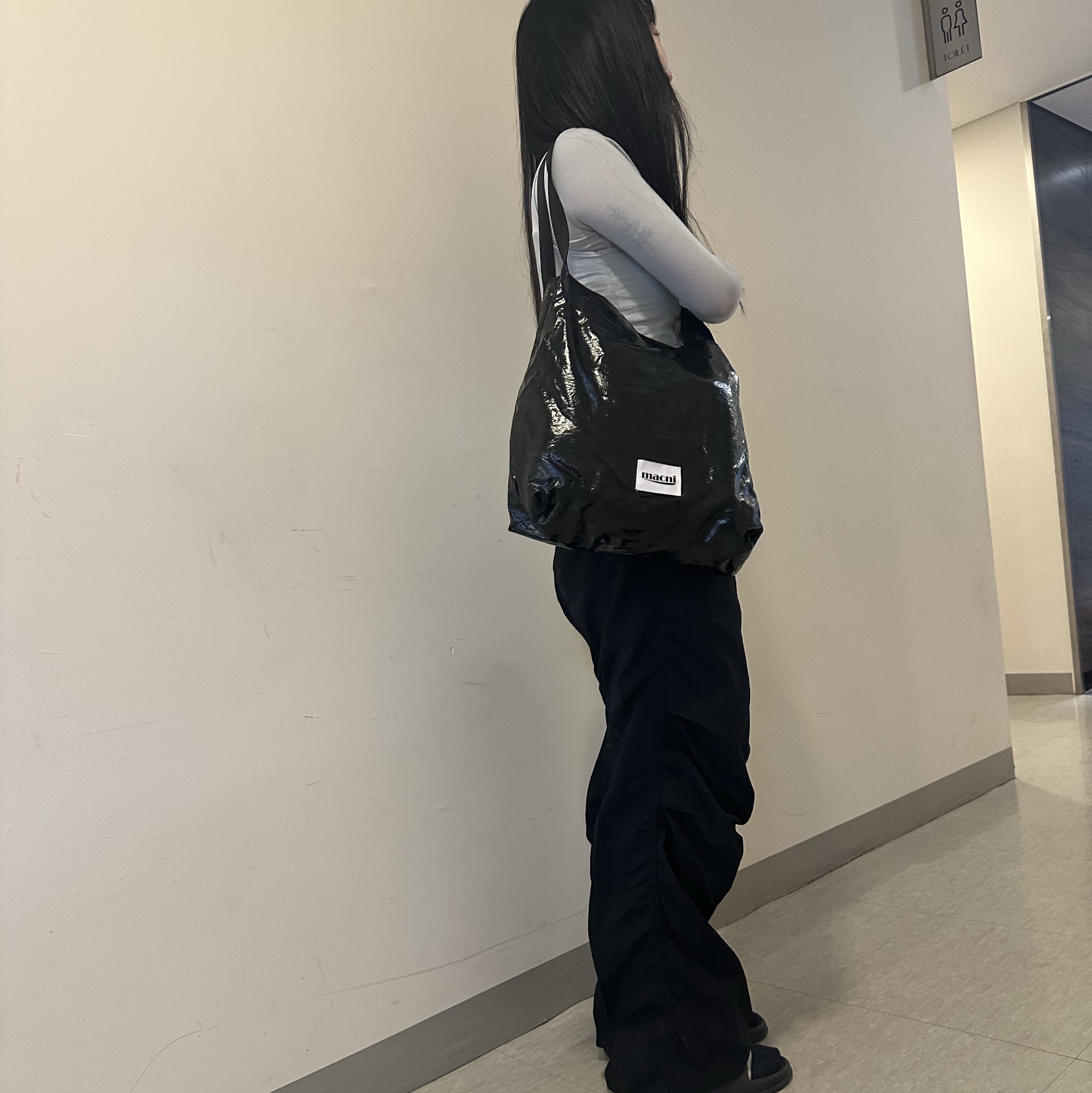 MACNI Glossy Shoulder Bag Black 착용 스타일 - 1
