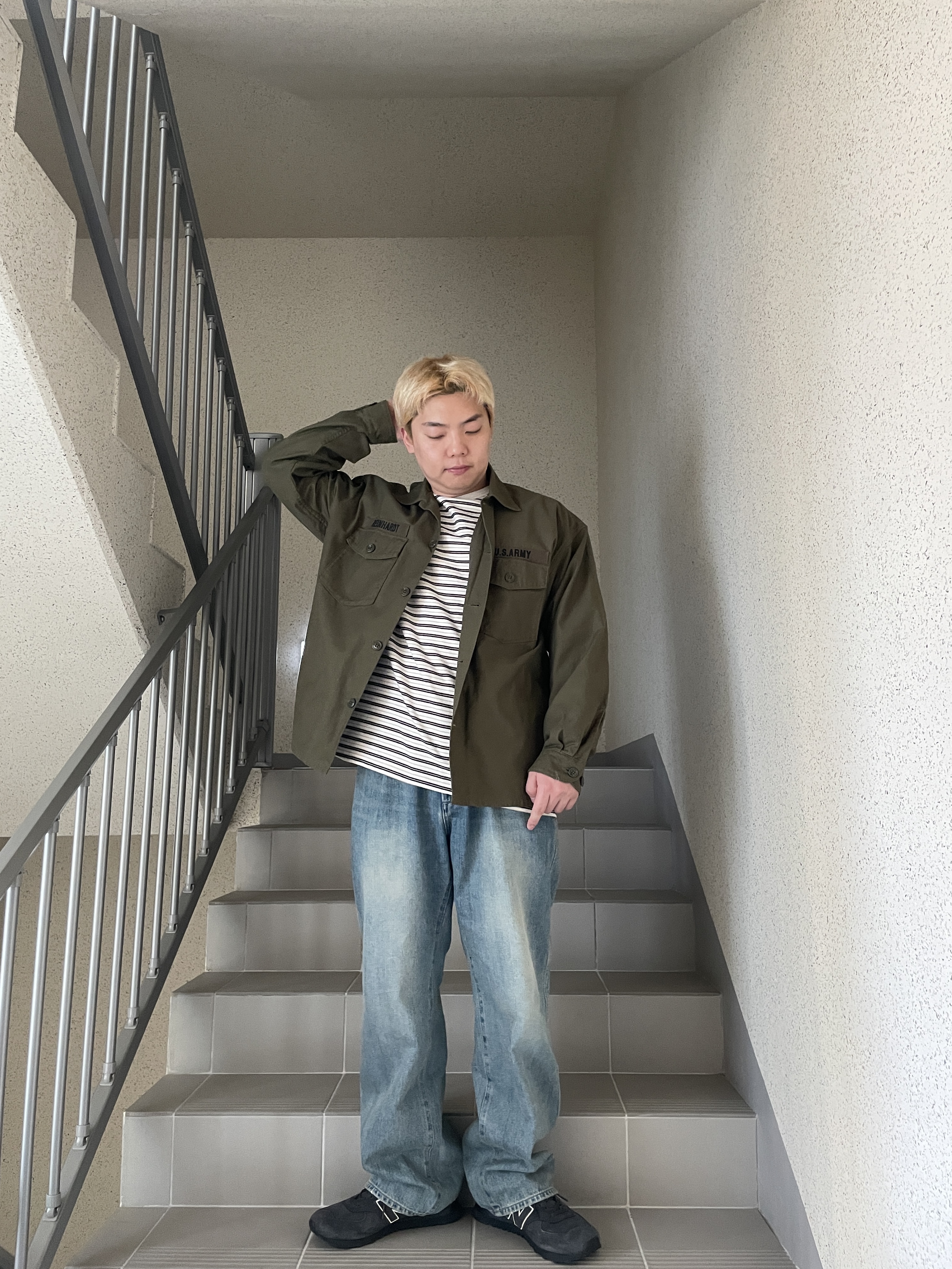 New Balance x Comme des Garcons Junya Watanabe Man 574 Suede Grey Off White, Marka Utility Shirt Olive 착용 스타일 - 3