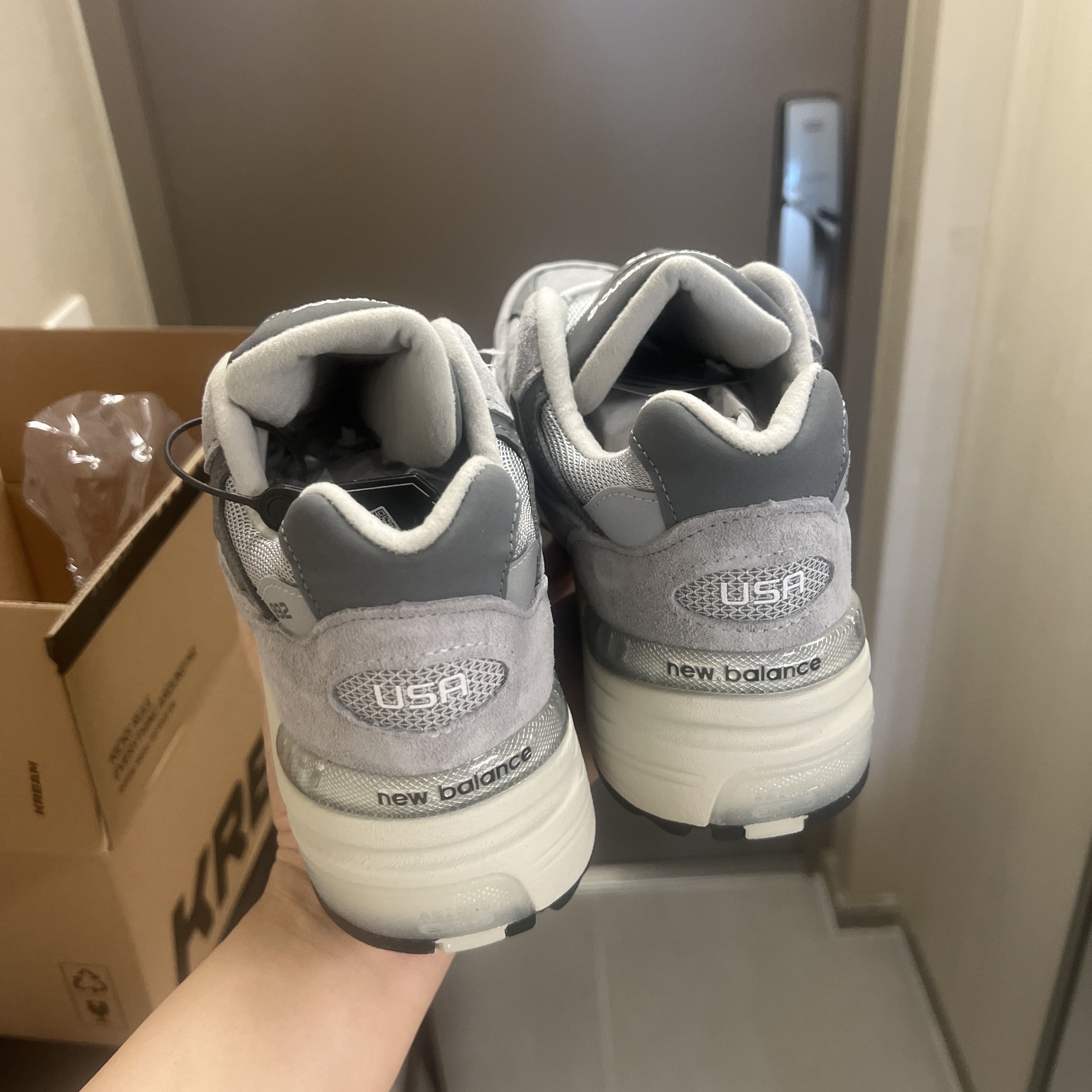 New Balance 992 Made in USA Core Grey Silver Metallic 착용 스타일 - 2