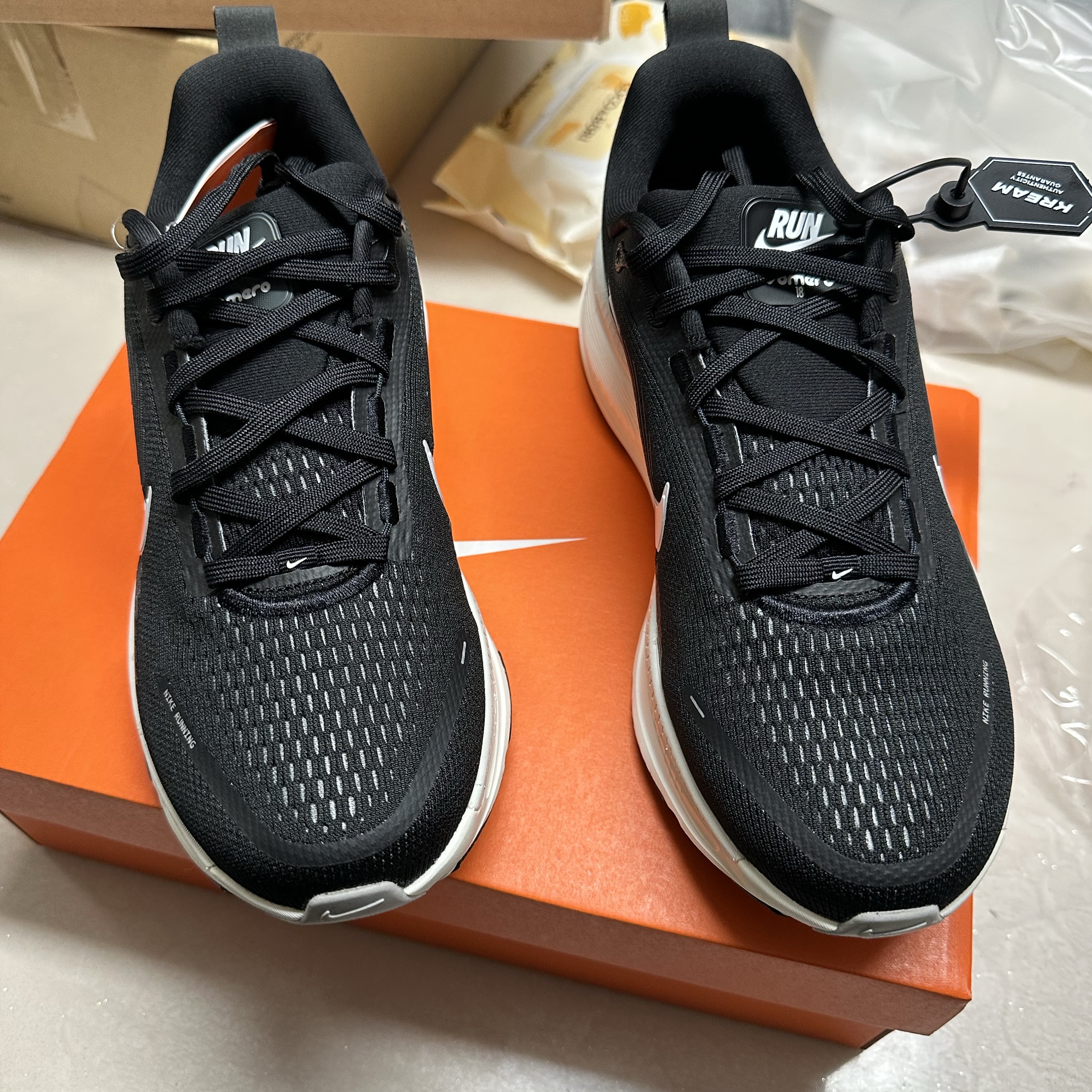 Nike Vomero 18 Black Coconut Milk 착용 스타일 - 2