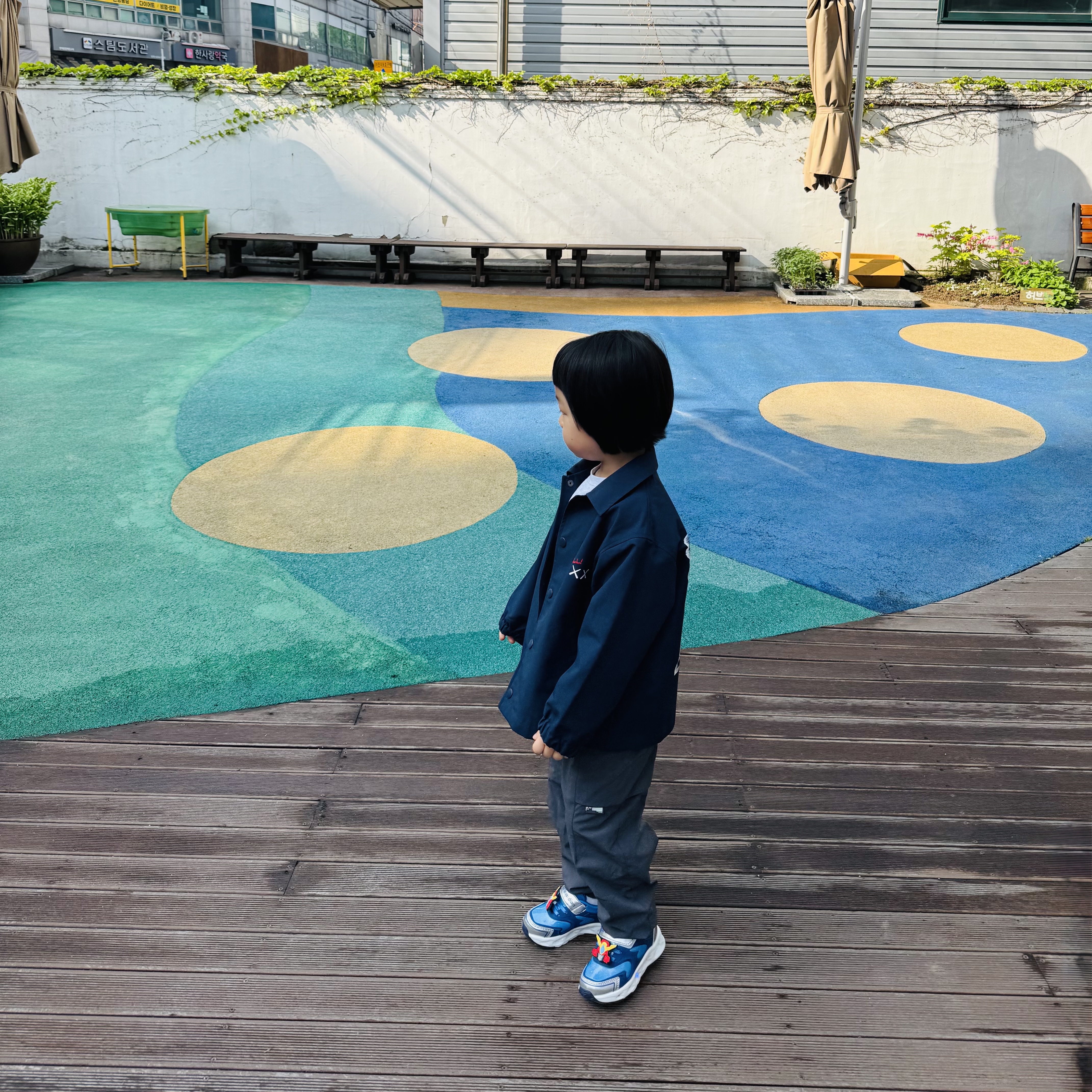 (Kids) Uniqlo UT x Kaws x Warhol Coach Jacket Navy 착용 스타일 - 2