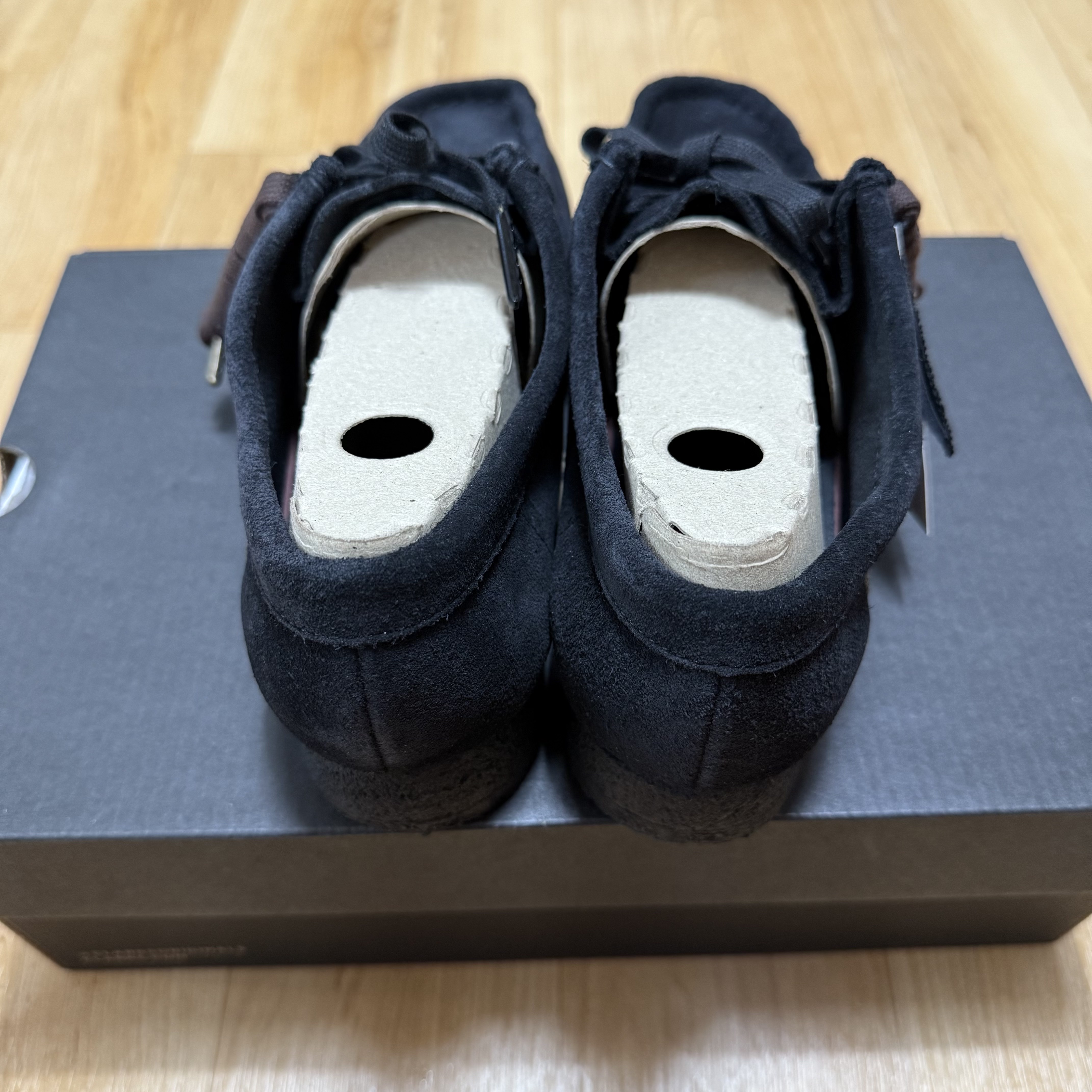 Clarks x Jiyongkim Sun Bleached Wallabee Black 착용 스타일 - 3