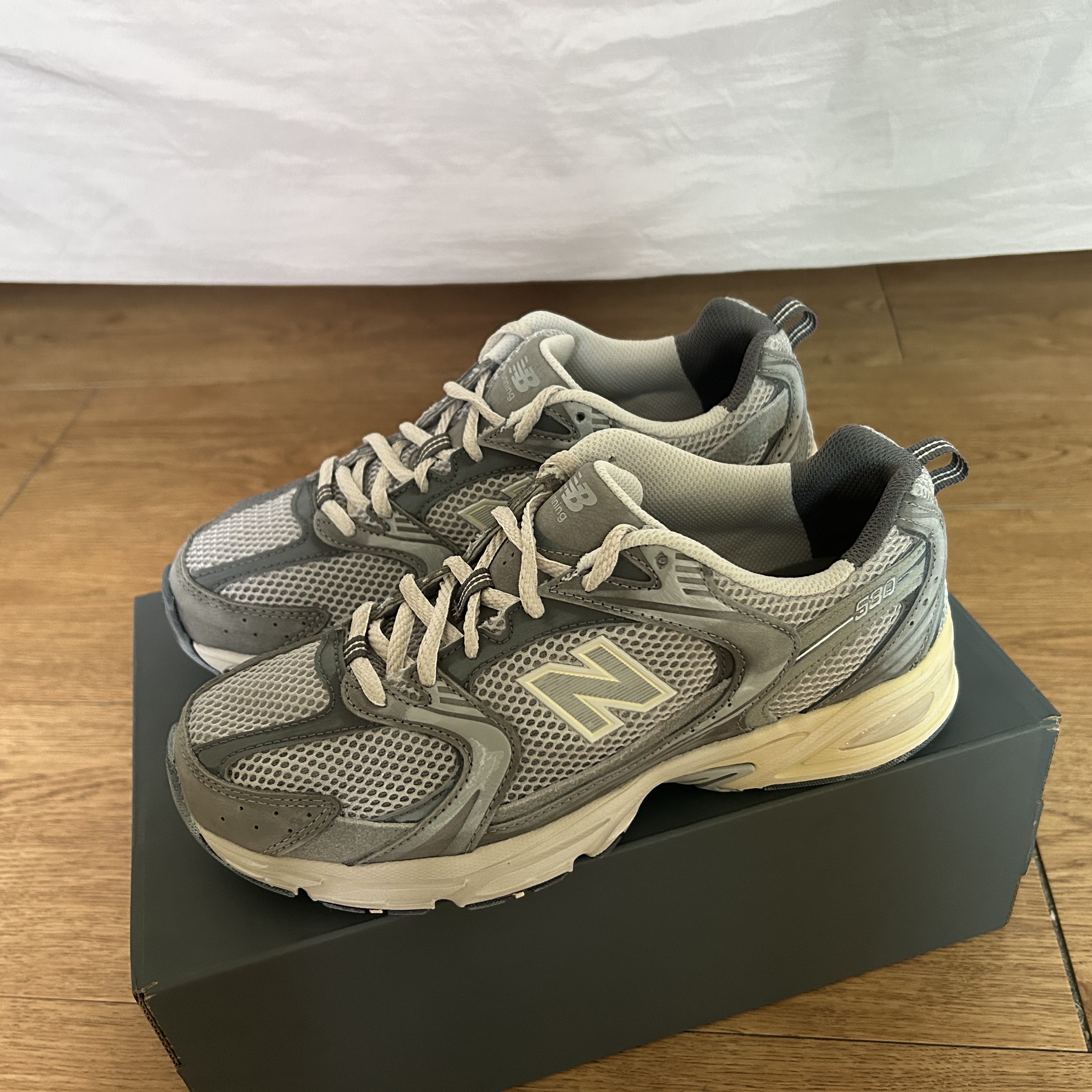 New Balance 530 Premium Vintage Grey Matter 착용 스타일 - 2
