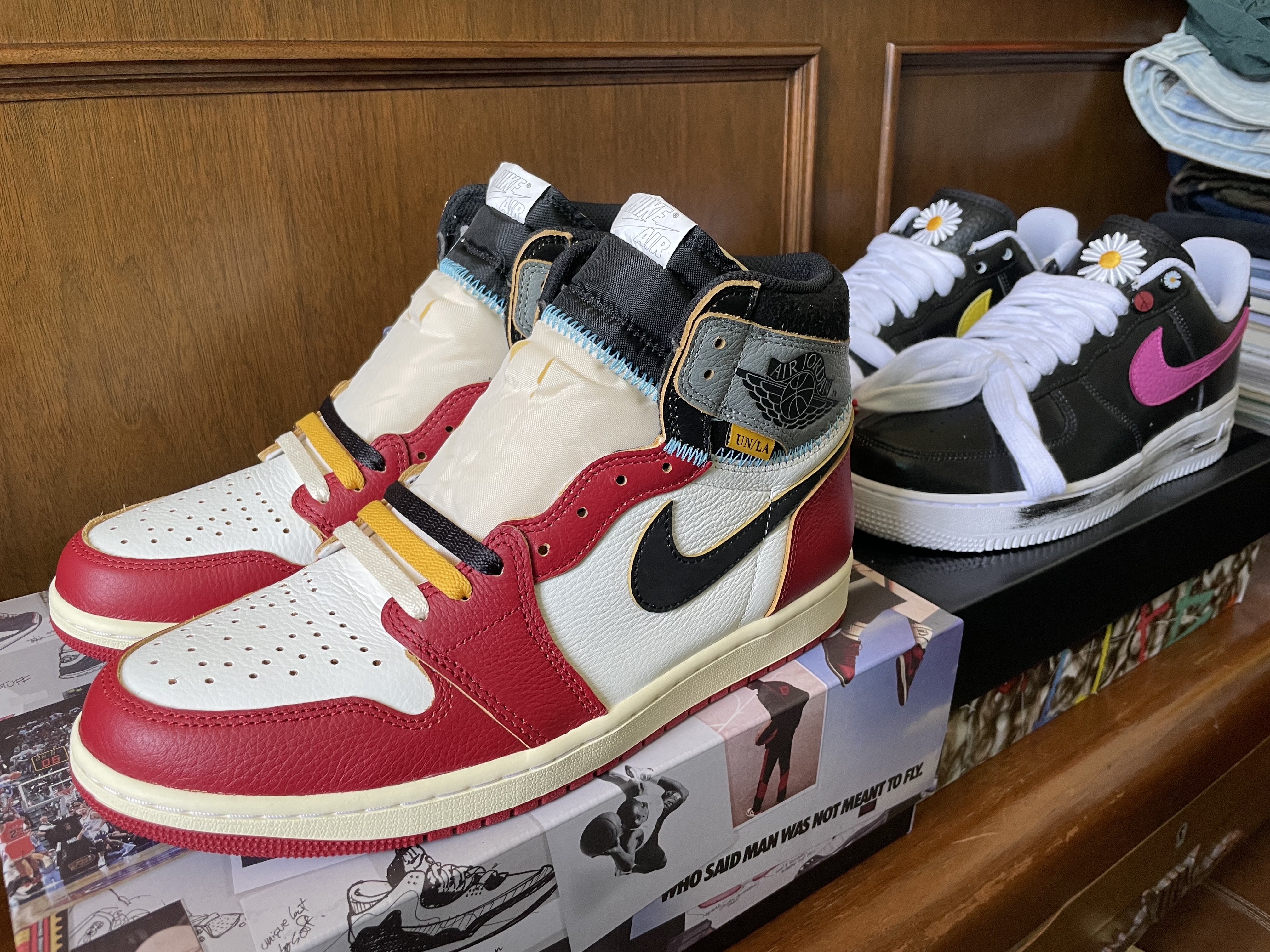 Jordan 1 x Union Retro High OG Chicago Shadow, Nike x Peaceminusone Air Force 1 Low Para-Noise 3.0 Black and Multicolor 착용 스타일