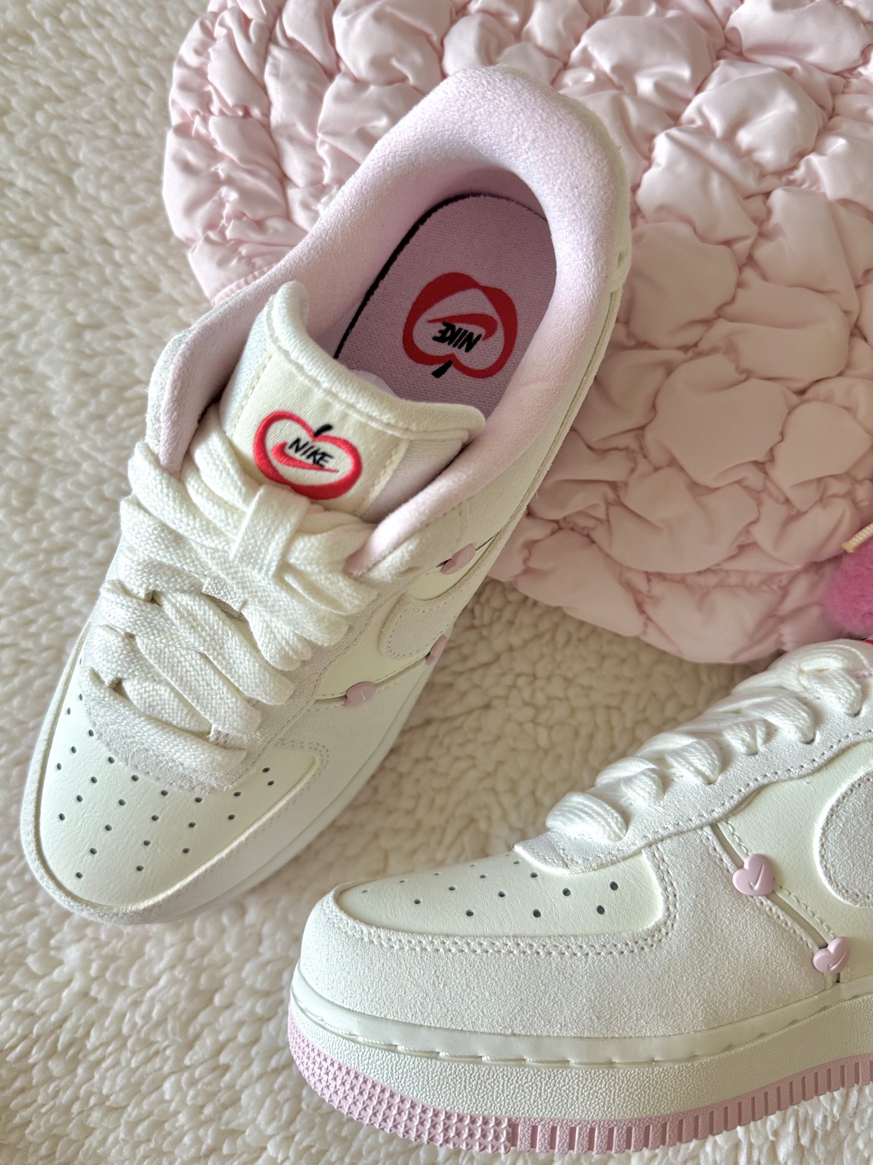 (W) Nike Air Force 1 Low Valentine's Day Sail Pink Foam, COS Quilted Mini Bag Light Pink 착용 스타일 - 9