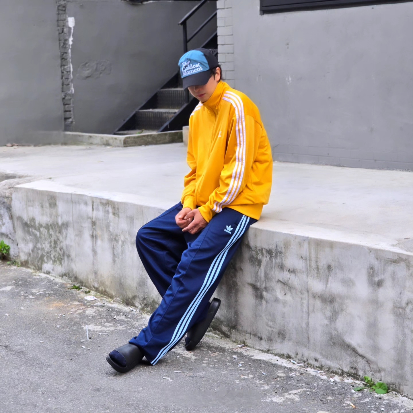 Adidas Originals Adicolor Buggy Fit Firebird Track Pants Night Indigo Clear Sky - KR Sizing, Nike Calm Slide Black 착용 스타일 - 6
