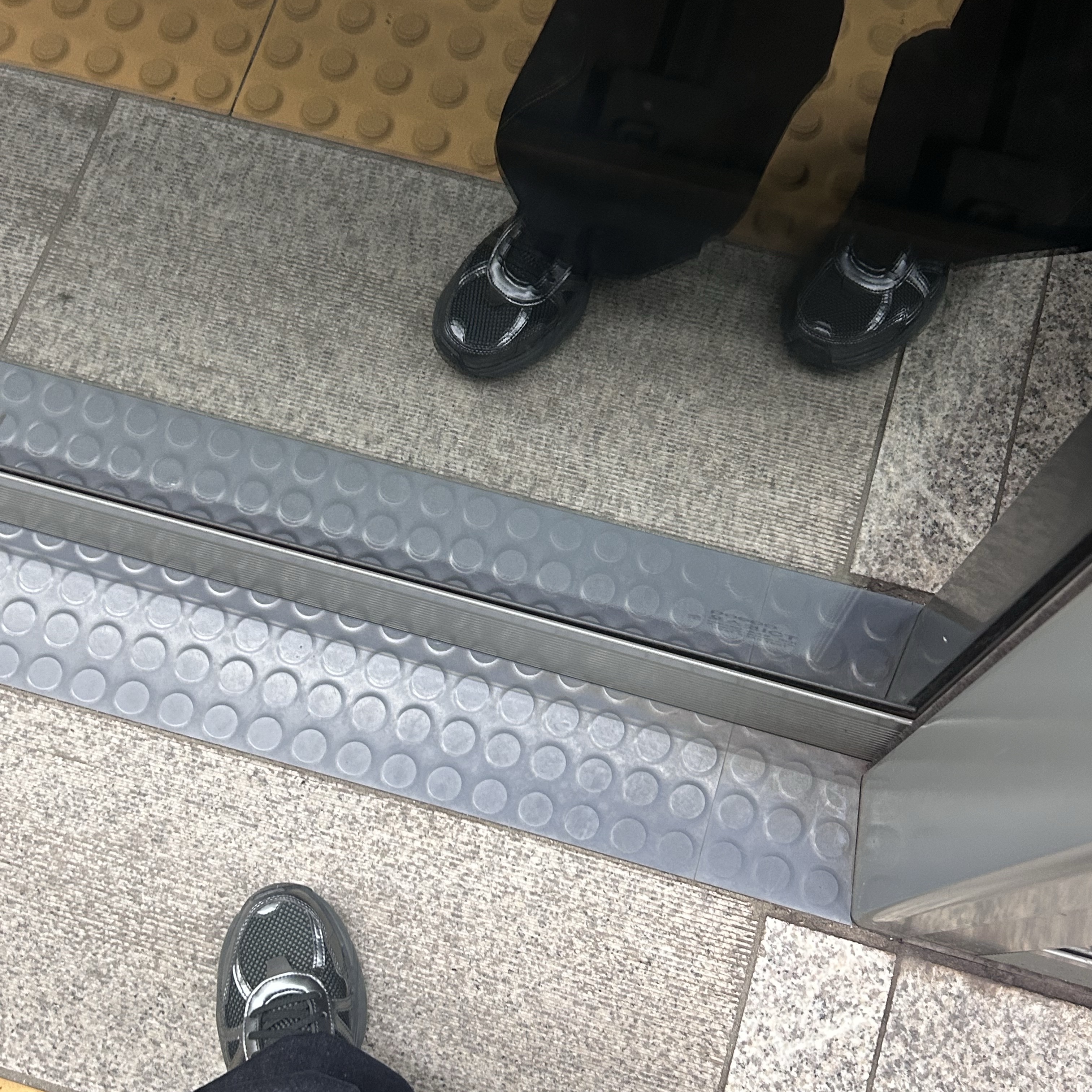 Nike V2K Run Black Anthracite 착용 스타일 - 2
