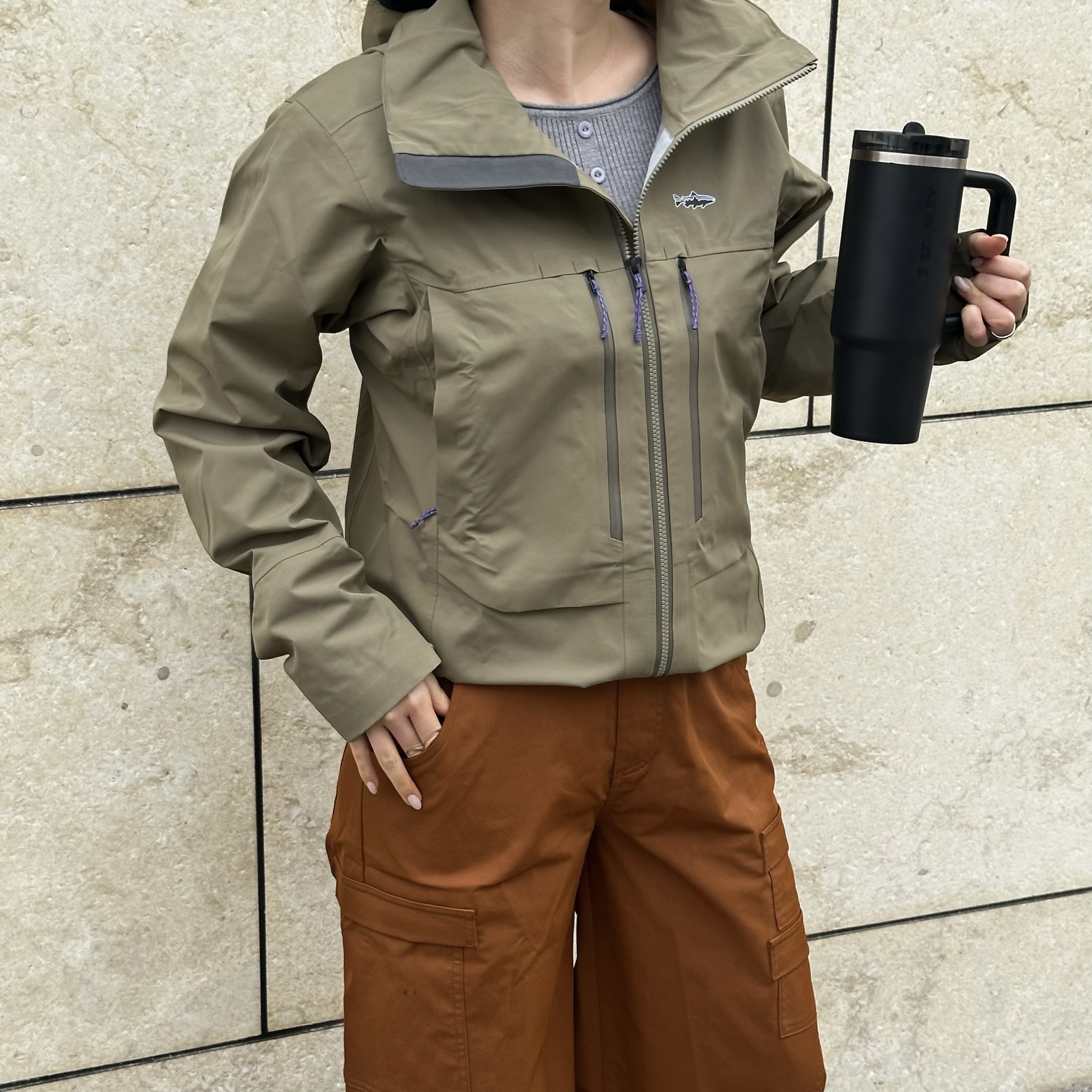 Patagonia Swiftcurrent Wading Jacket Sage Khaki, Stanley The Quencher H2.0 FlowState Tumbler 887ml Black 2.0 착용 스타일