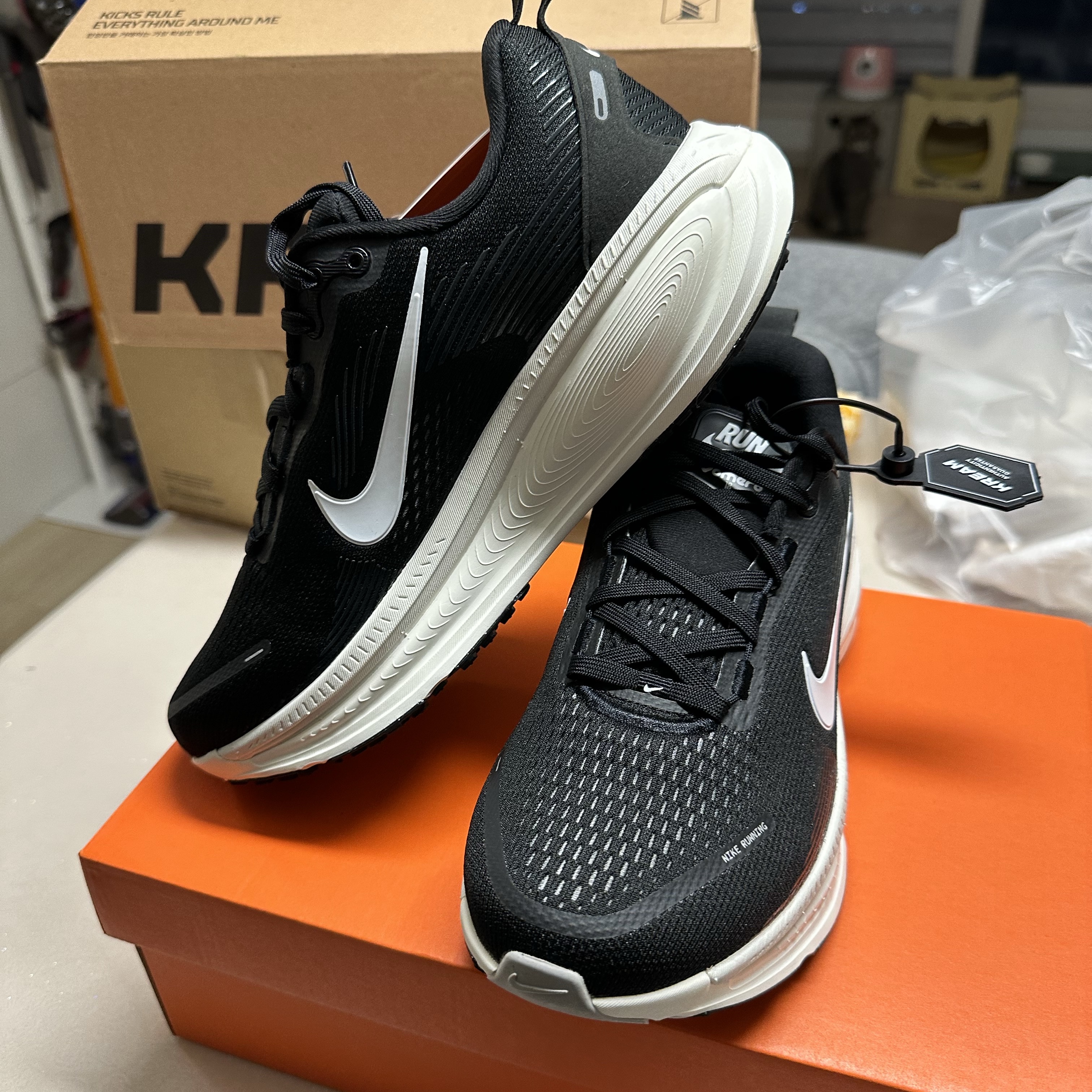 Nike Vomero 18 Black Coconut Milk 착용 스타일 - 5