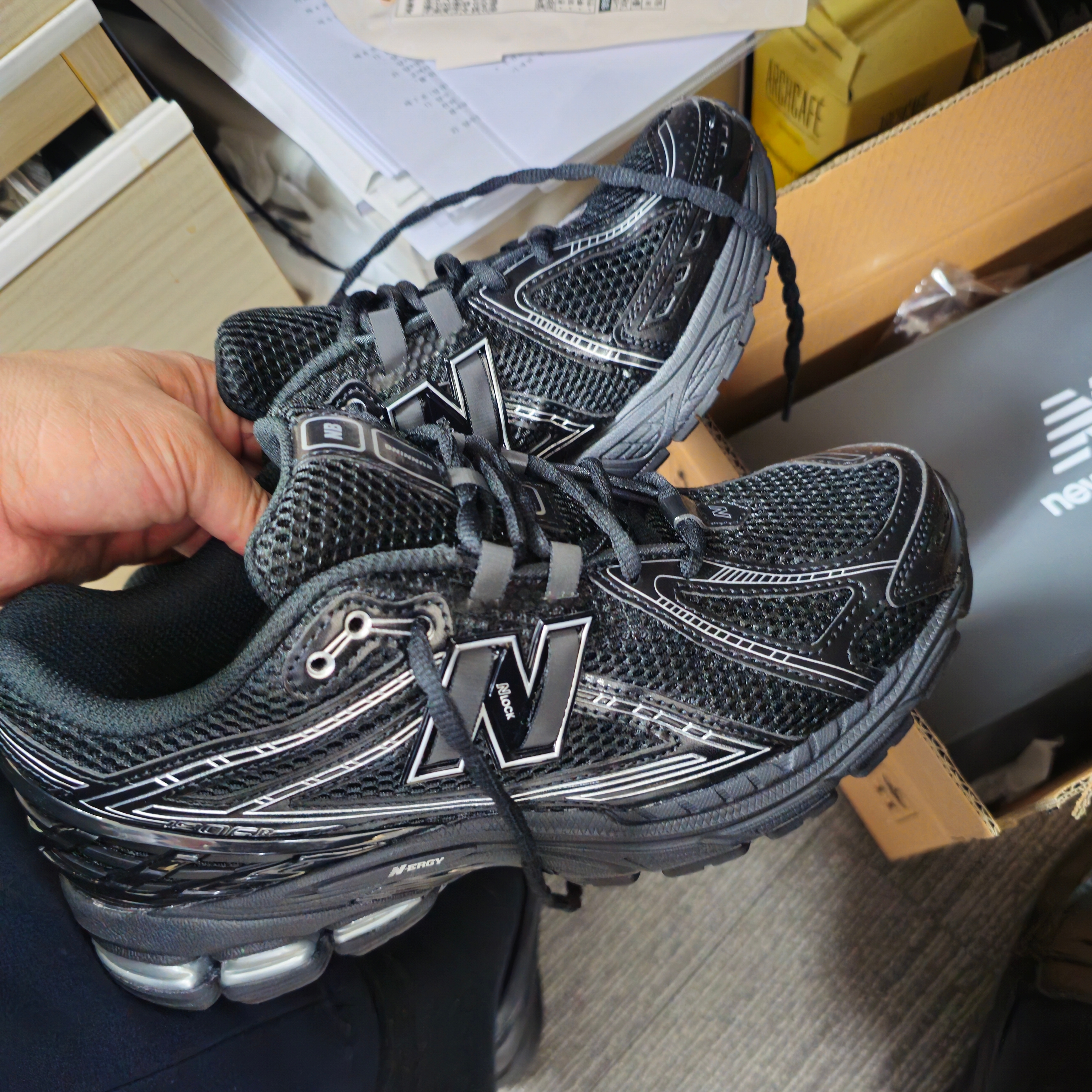 New Balance 1906R Black Silver Metallic 착용 스타일