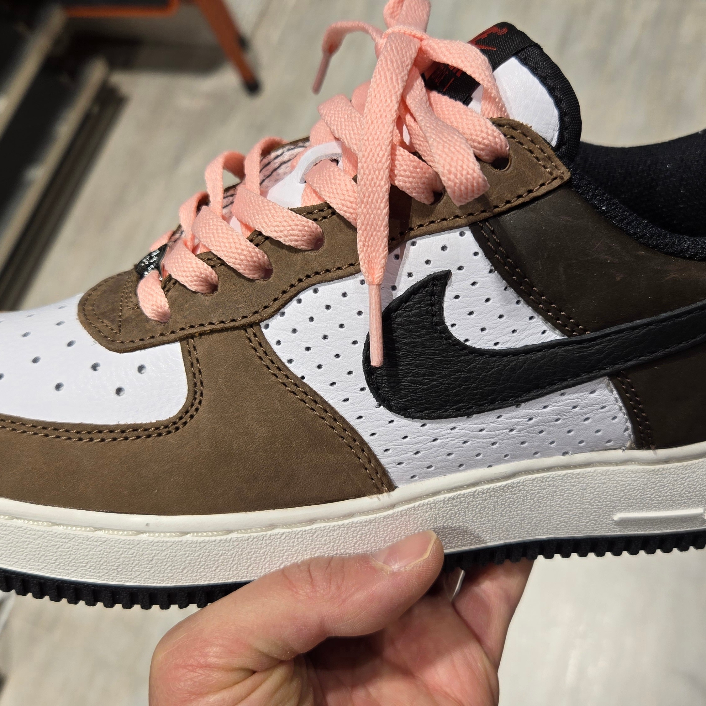 Nike Air Force 1 Low Retro White and Baroque Brown 착용 스타일 - 6