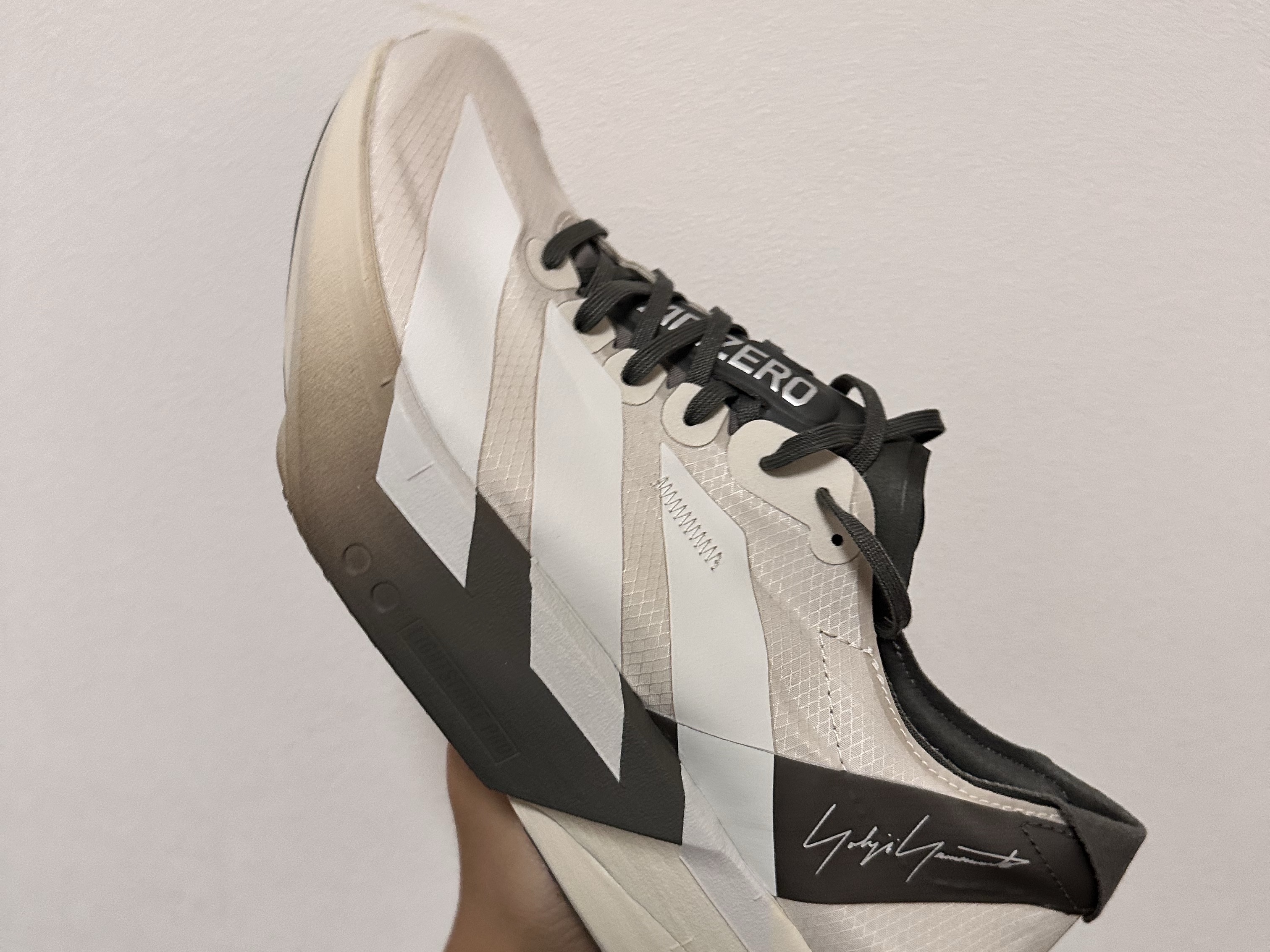 Y-3 Adios Pro 4 Alumina Cinder 착용 스타일 - 2