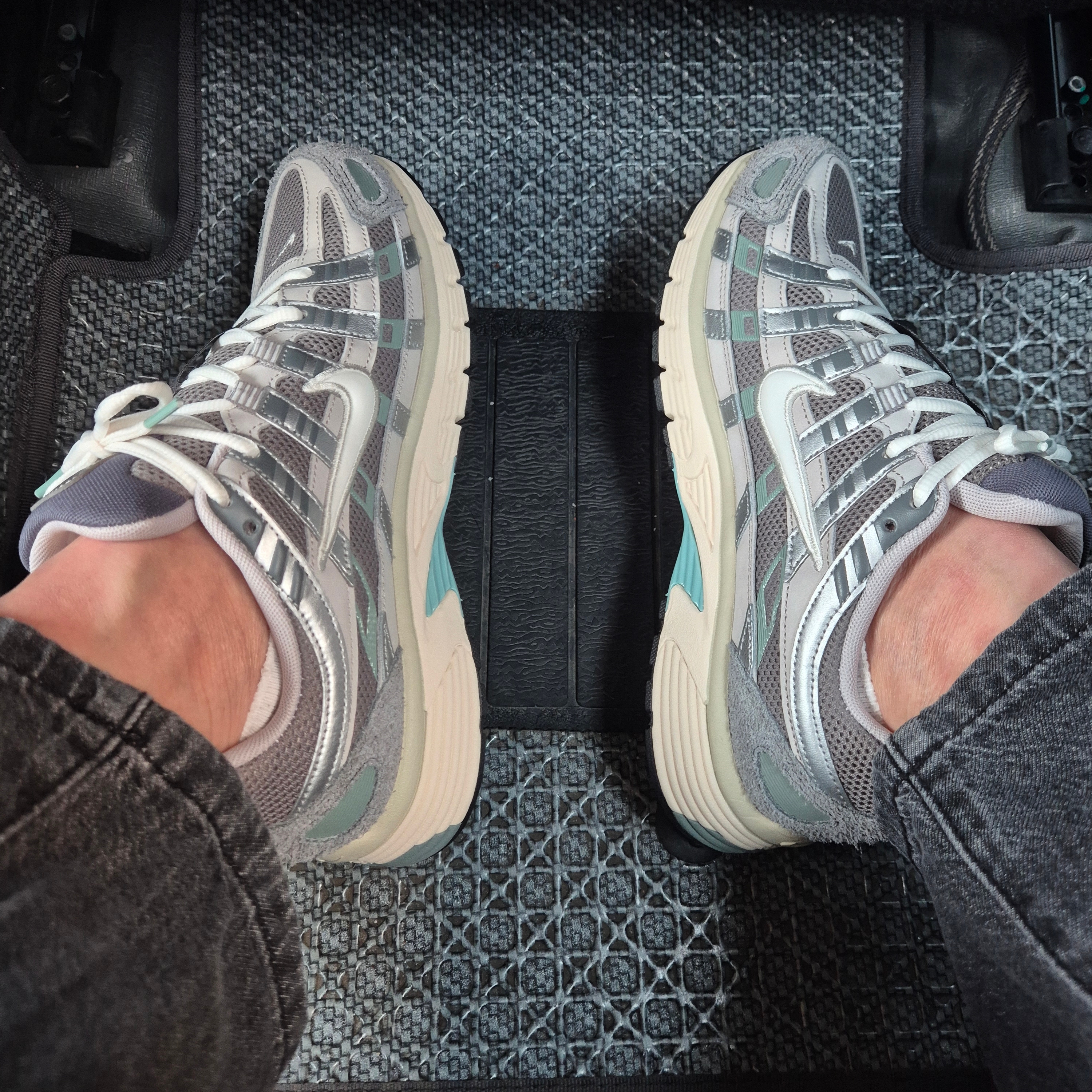 Nike P-6000 Flat Pewter Light Iron Ore 착용 스타일