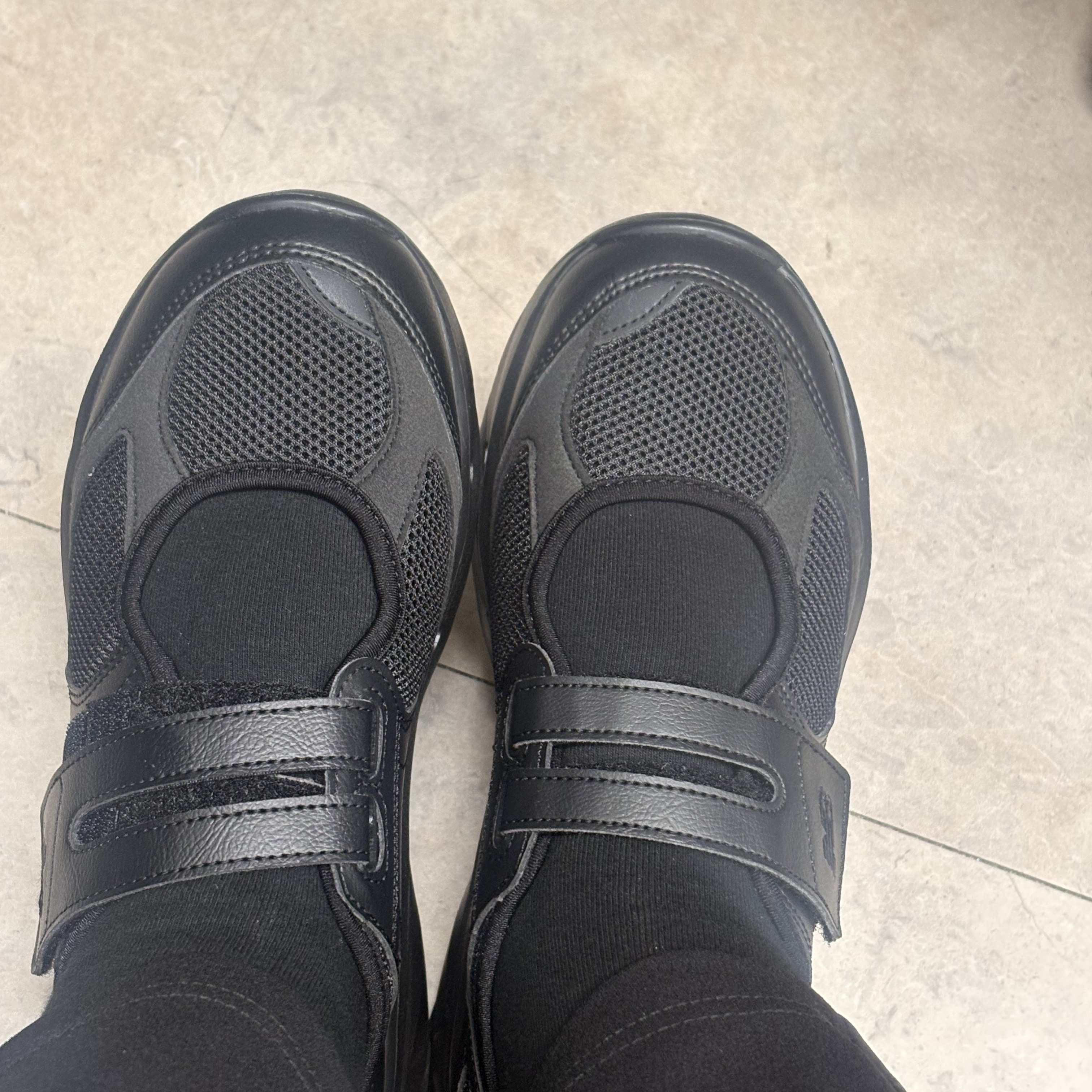 (W) New Balance Breeze SD2202 Triple Black 착용 스타일