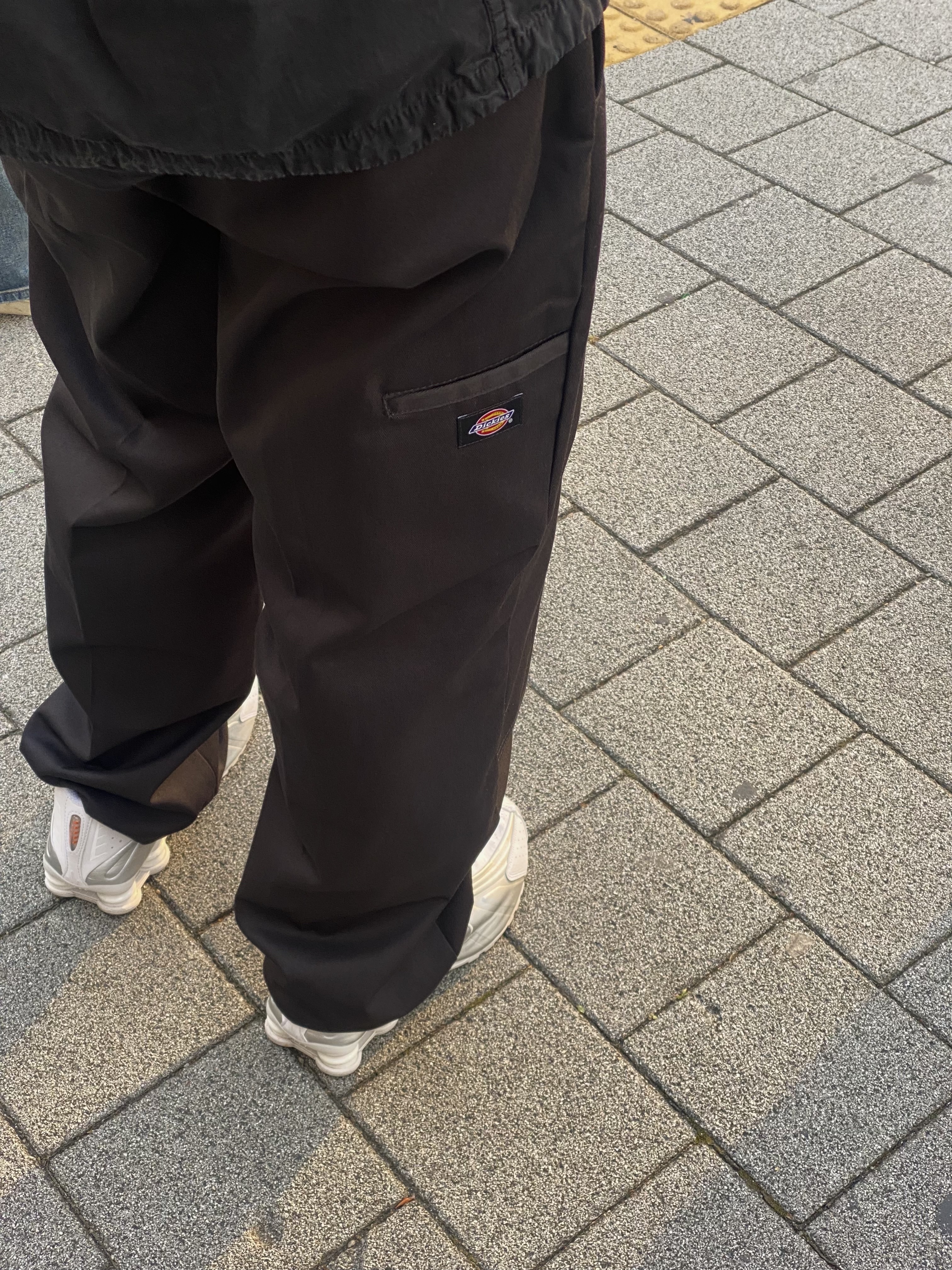 (W) Nike Shox R4 White Metallic Silver, Stone Island 117WN T.CO+OLD Overshirt Black - 21SS 착용 스타일 - 3